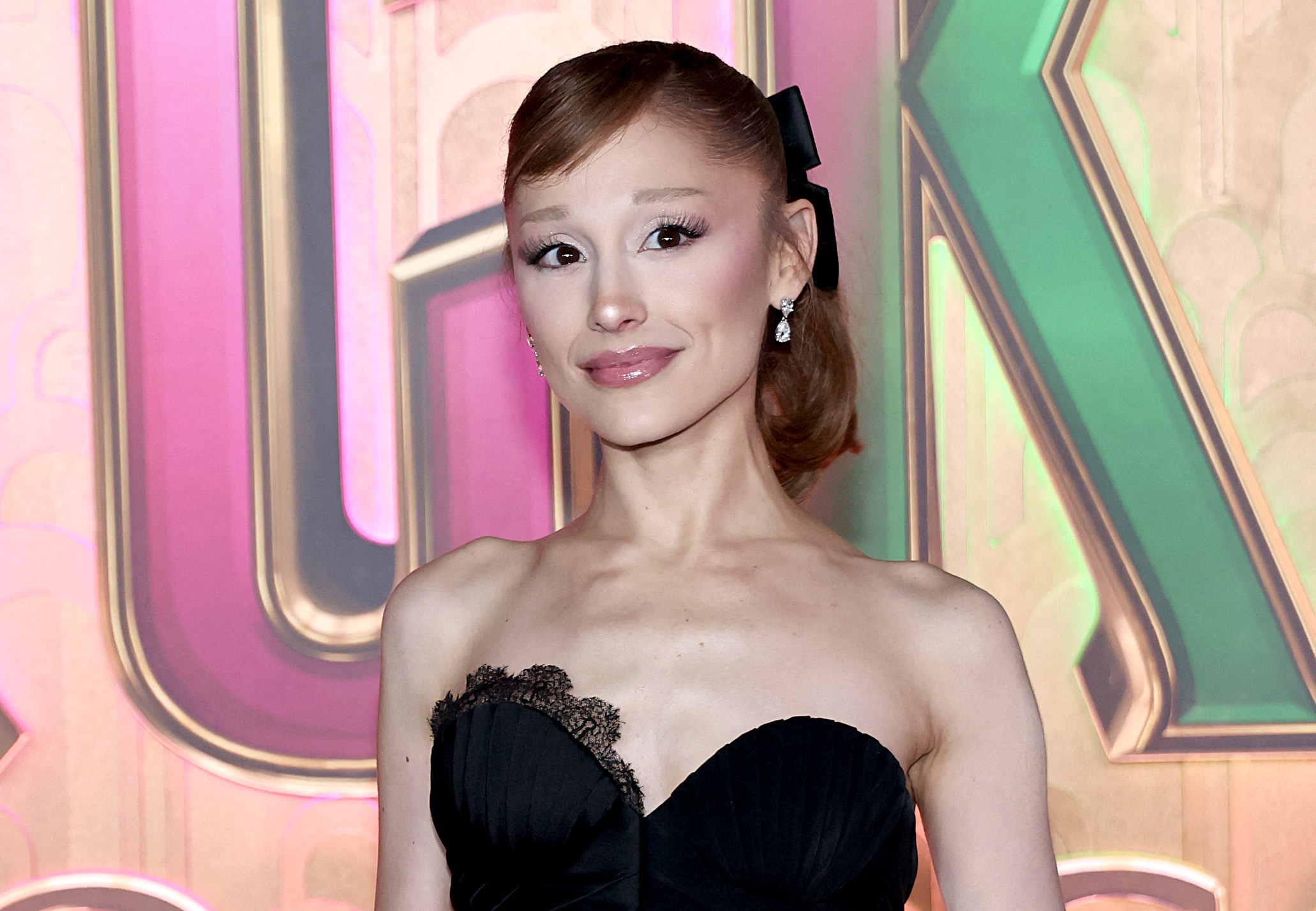 Ariana Grande ngừng hoạt động sau hình ảnh gầy trơ xương