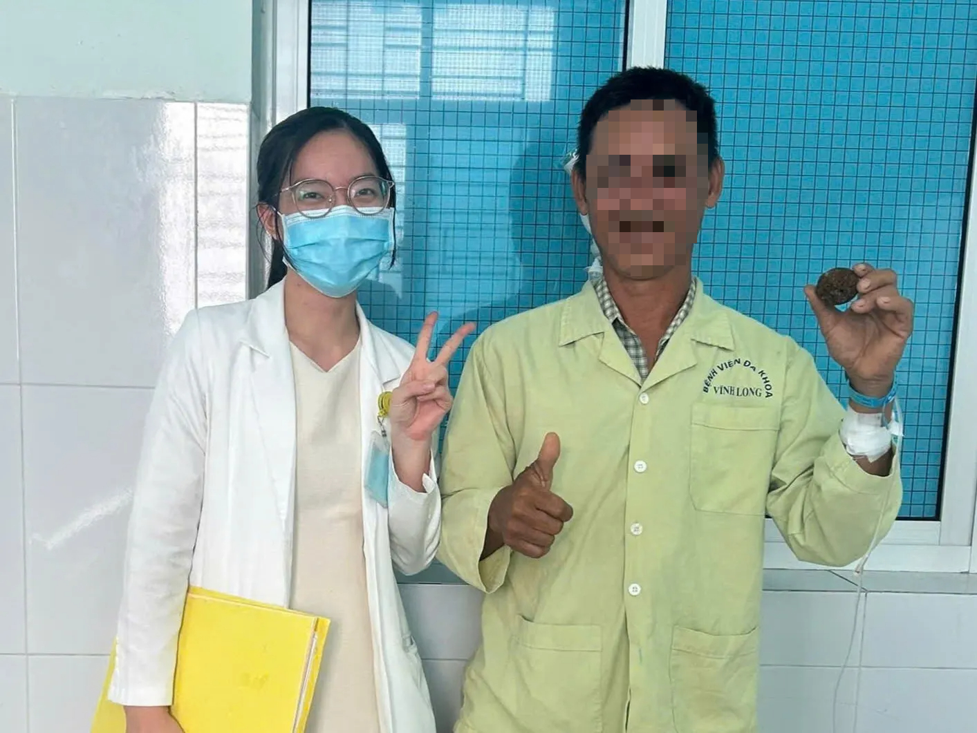 Người đàn ông mang viên sỏi nặng gần 100 g suốt 20 năm - Ảnh 1.