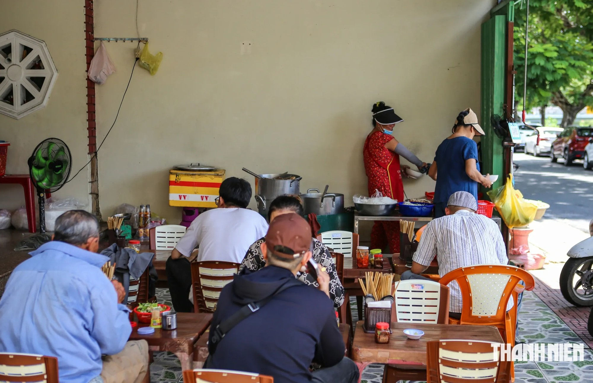 Quán bún bò bán bán lệch giờ ở Huế: Vị đậm đà, giá bình dân - Ảnh 1.