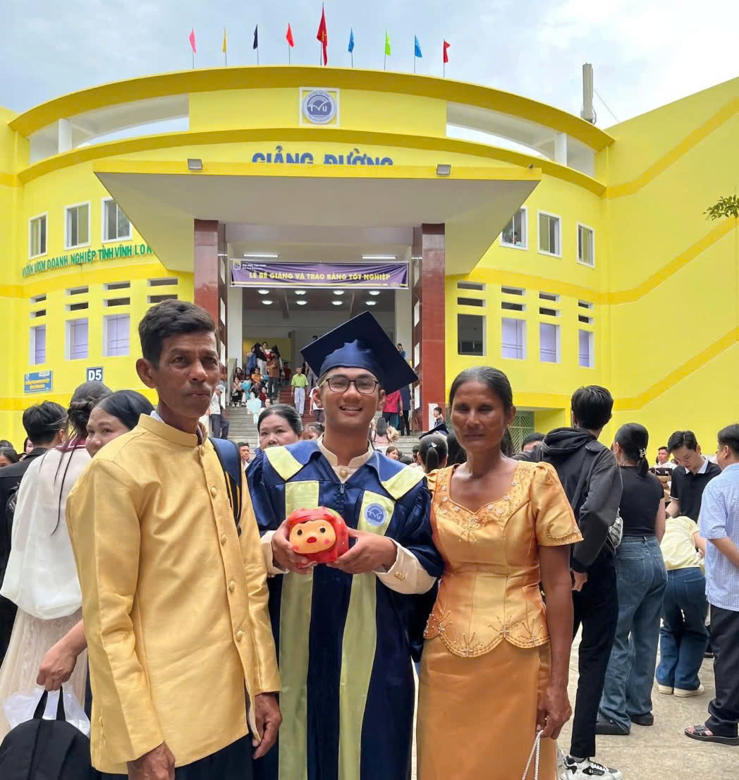 Chuyện con heo đất tại lễ tốt nghiệp của chàng trai Khmer - Ảnh 1.