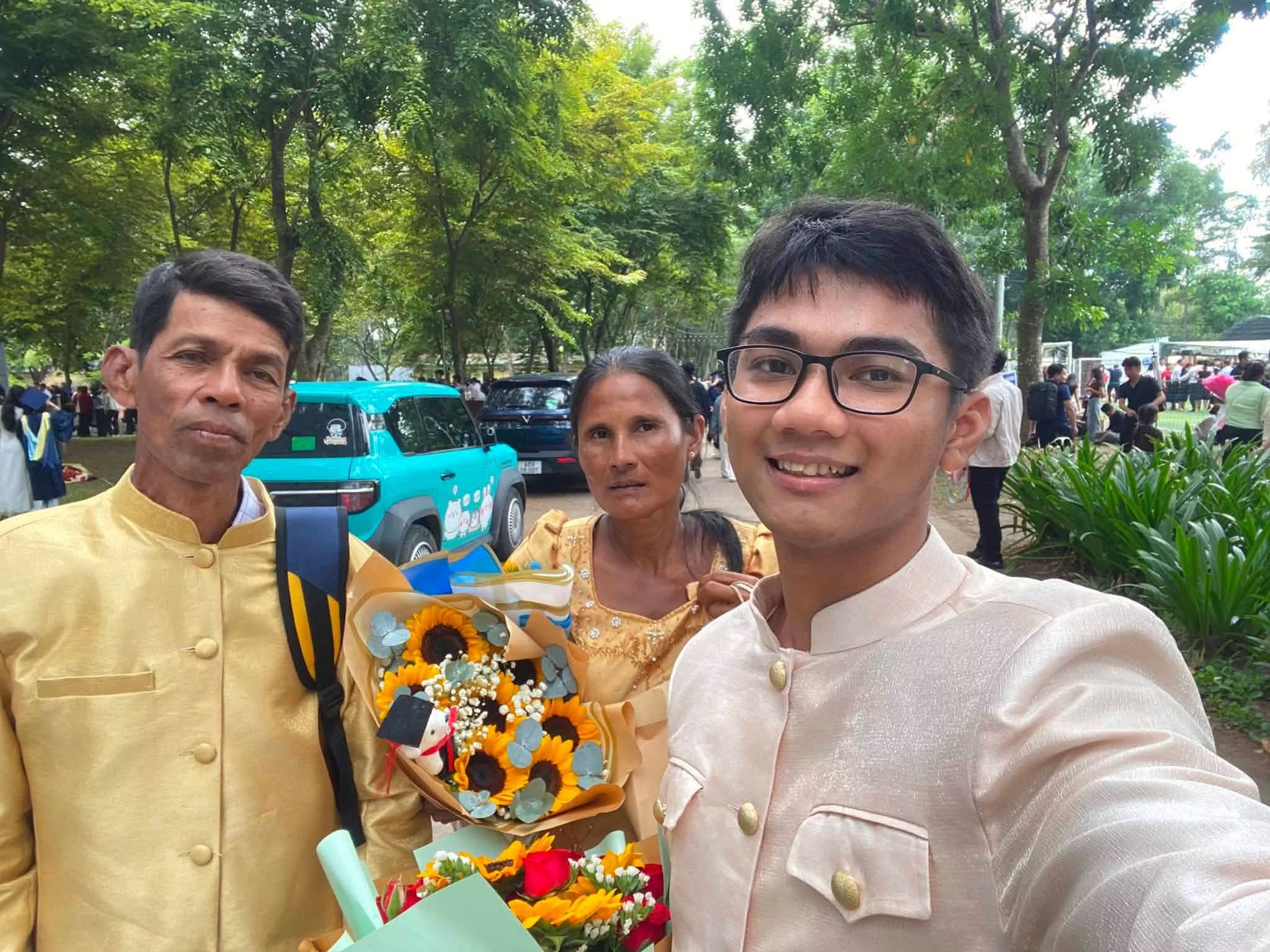 Chuyện con heo đất tại lễ tốt nghiệp của chàng trai Khmer - Ảnh 2.