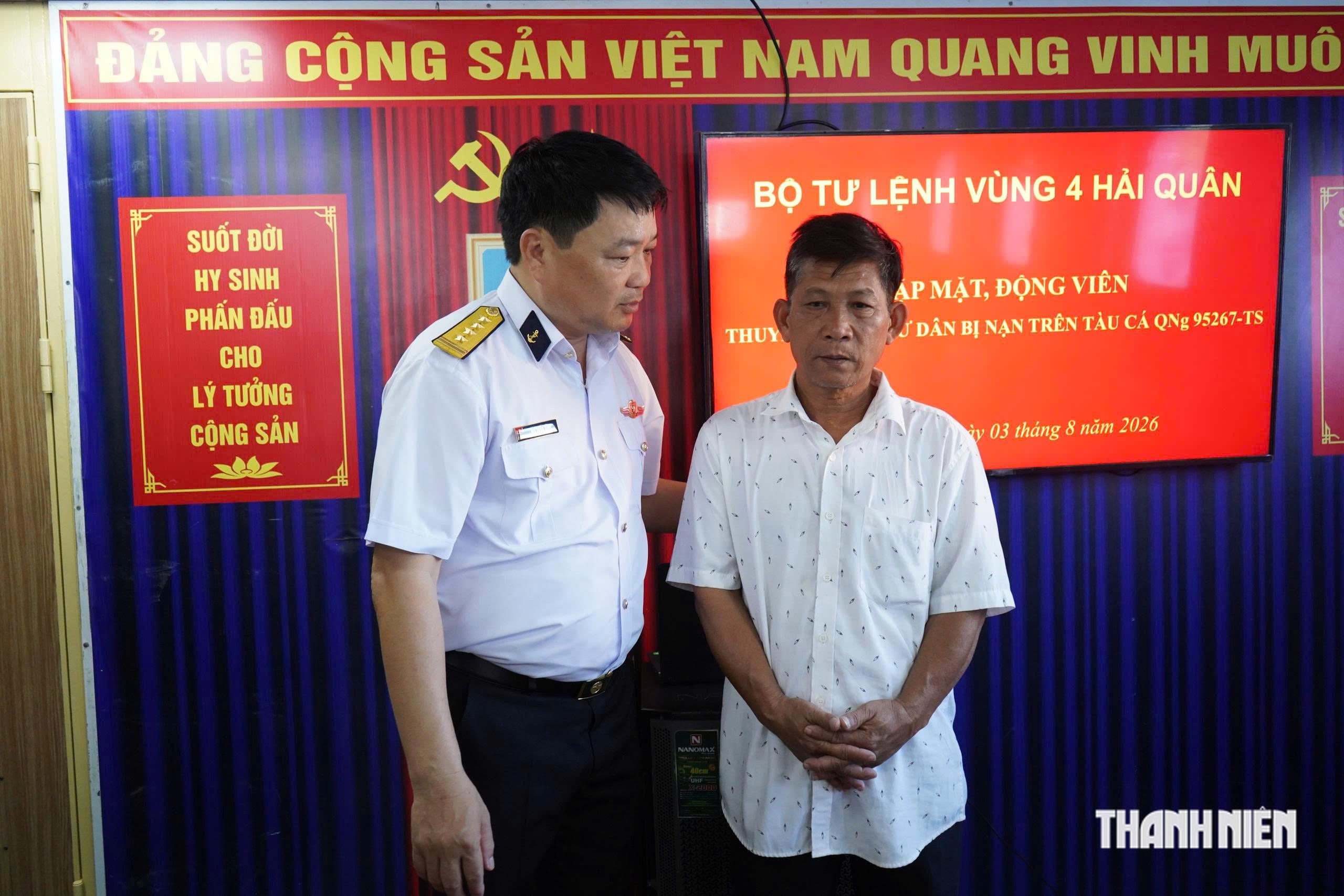 Đưa 33 ngư dân Quảng Ngãi gặp lốc xoáy, chìm tàu về bờ, 3 người mất tích- Ảnh 5.