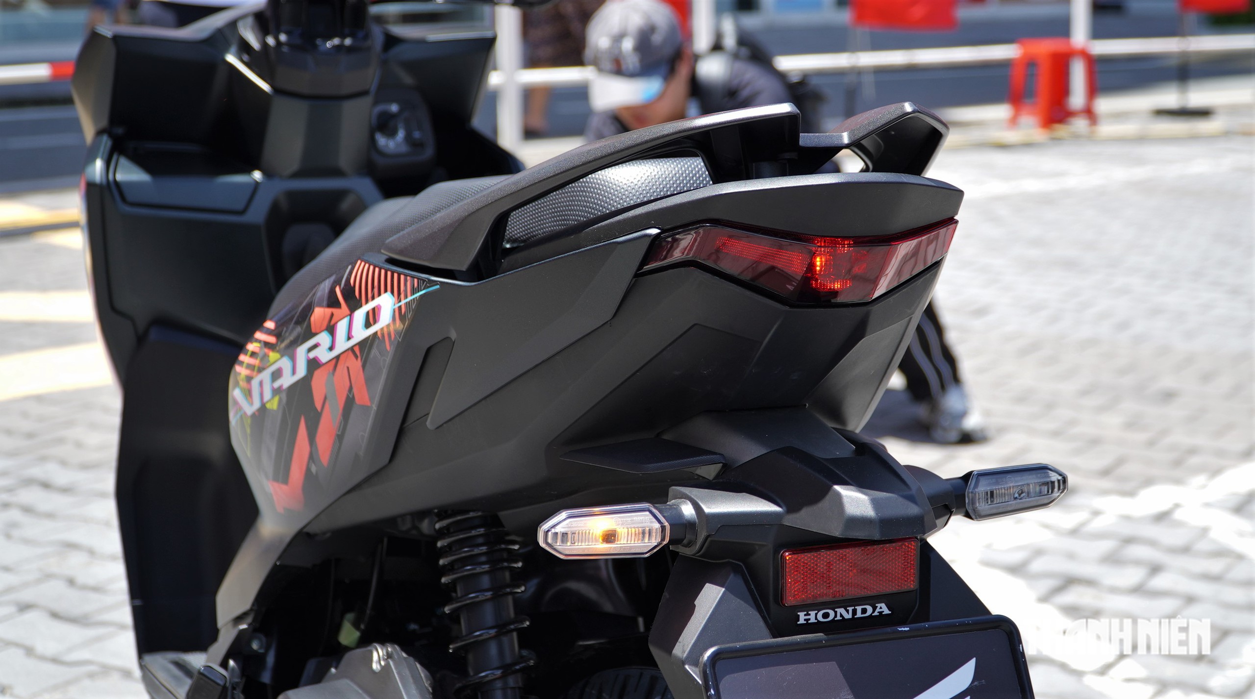 Honda Vario 125 bản ghi-đông ‘trần’ có gì khác biệt? - Ảnh 12.