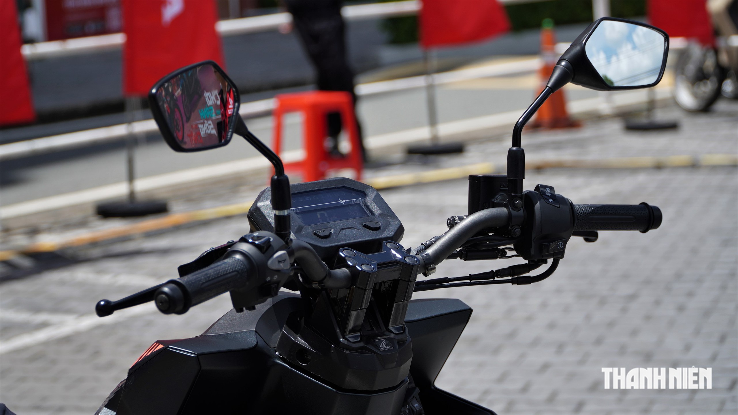 Honda Vario 125 bản ghi-đông ‘trần’ có gì khác biệt? - Ảnh 2.