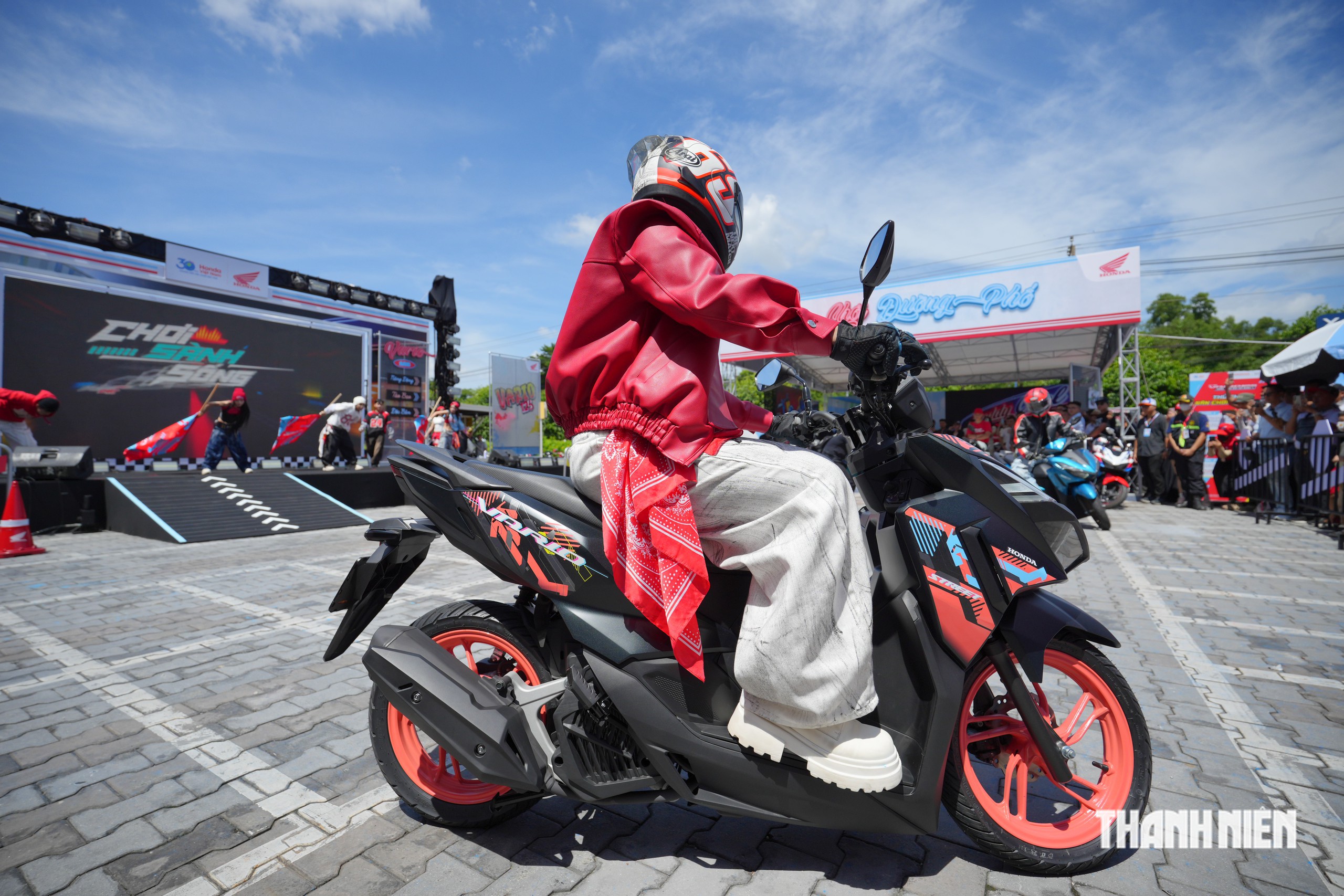 Honda Vario 125 bản ghi-đông ‘trần’ có gì khác biệt? - Ảnh 1.