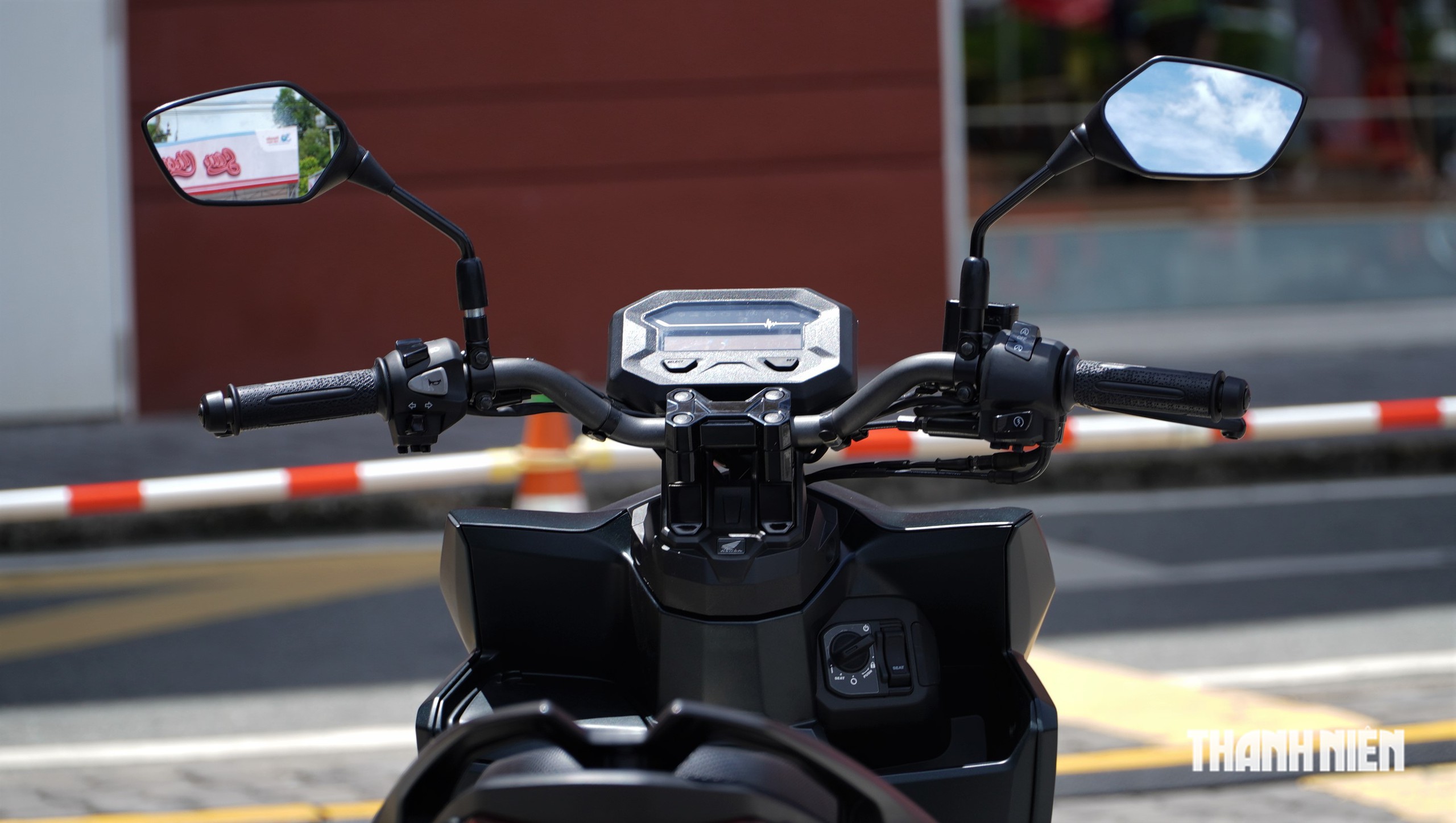 Honda Vario 125 bản ghi-đông ‘trần’ có gì khác biệt? - Ảnh 4.