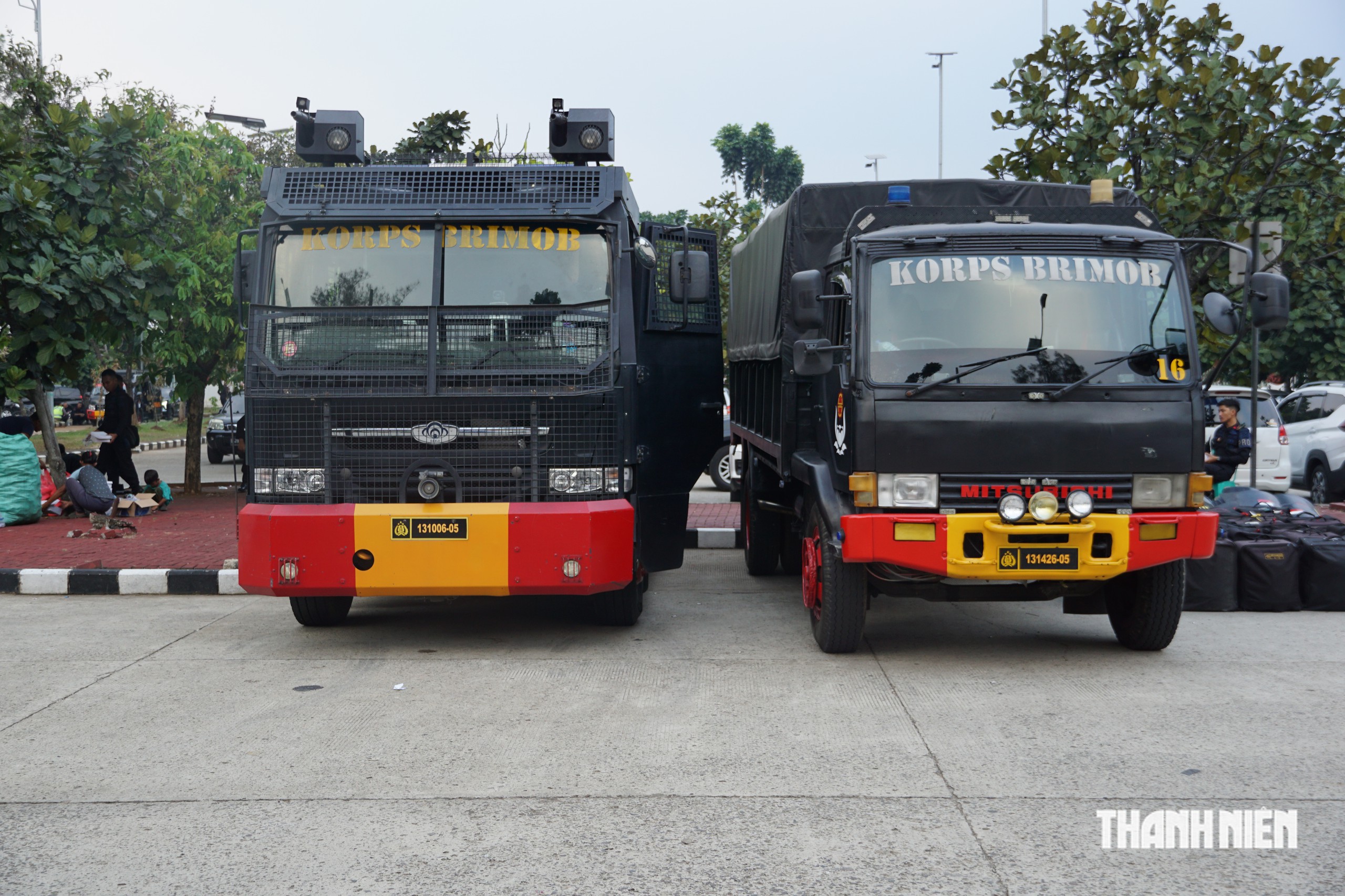 An ninh thắt chặt trước trận Indonesia - Việt Nam, cảnh sát chủ nhà như đánh trận - Ảnh 3.