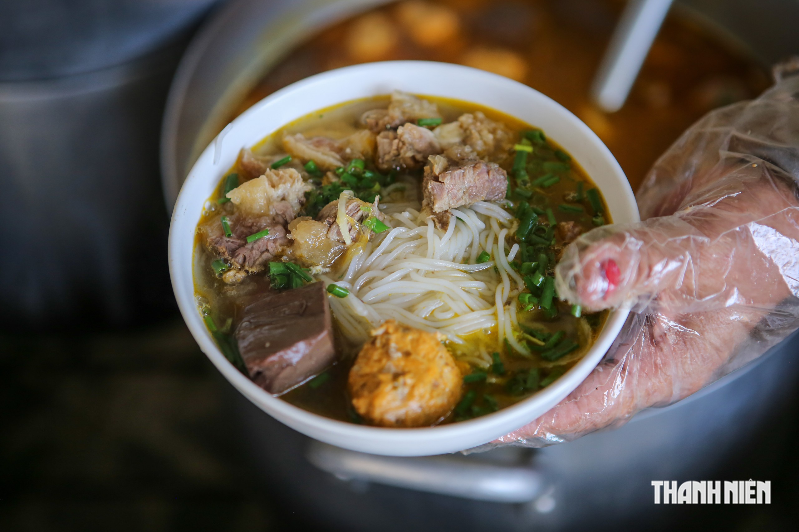 Quán bún bò bán bán lệch giờ ở Huế: Vị đậm đà, giá bình dân - Ảnh 9.