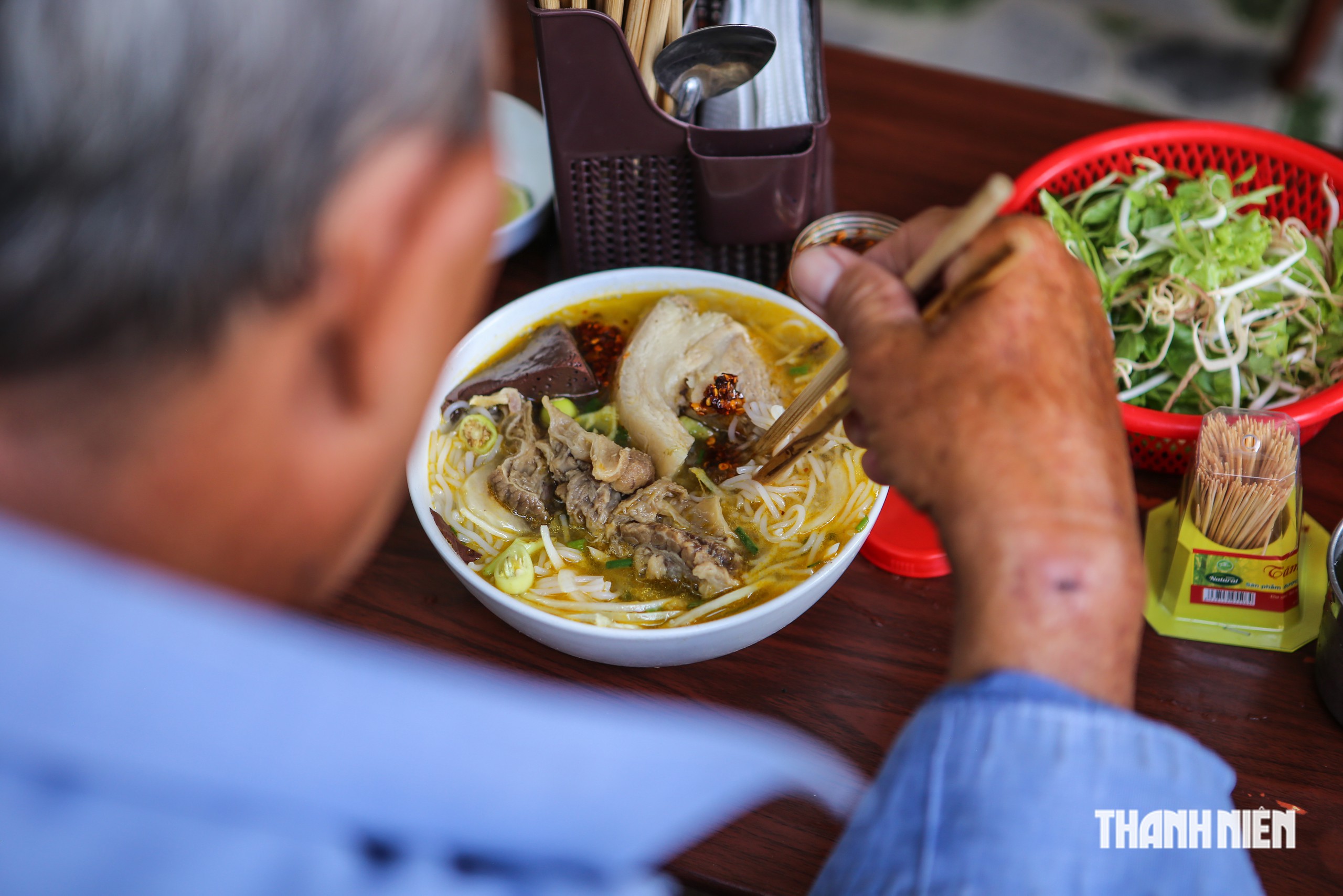 Quán bún bò bán bán lệch giờ ở Huế: Vị đậm đà, giá bình dân - Ảnh 12.