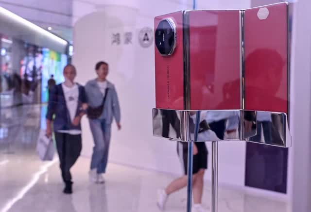 Huawei sao ch&eacute;p Samsung để thiết kế Mate XT 2? - Ảnh 1.
