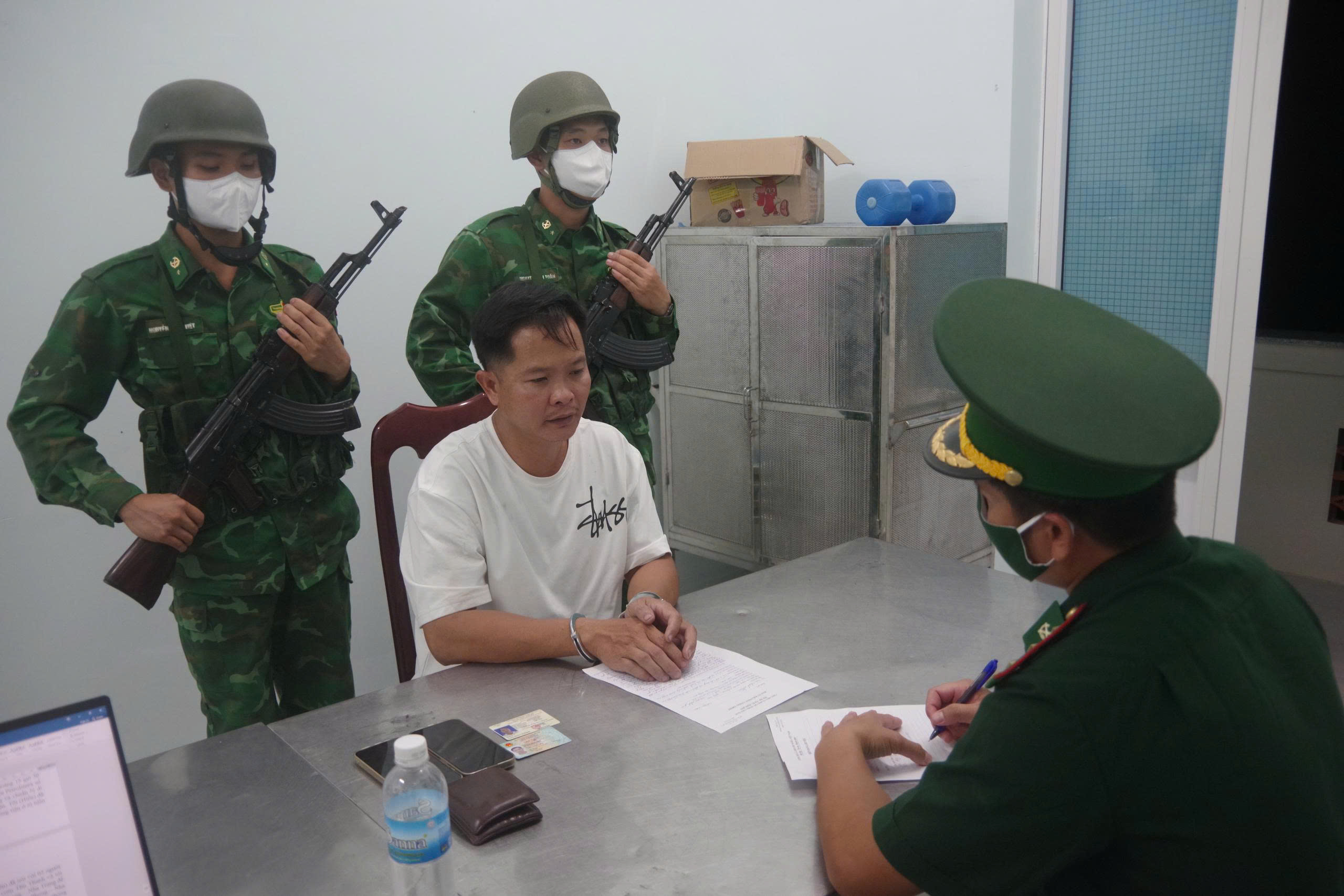 Bắt 9 người trong chuyên án đưa người Trung Quốc xuất cảnh trái phép- Ảnh 1.