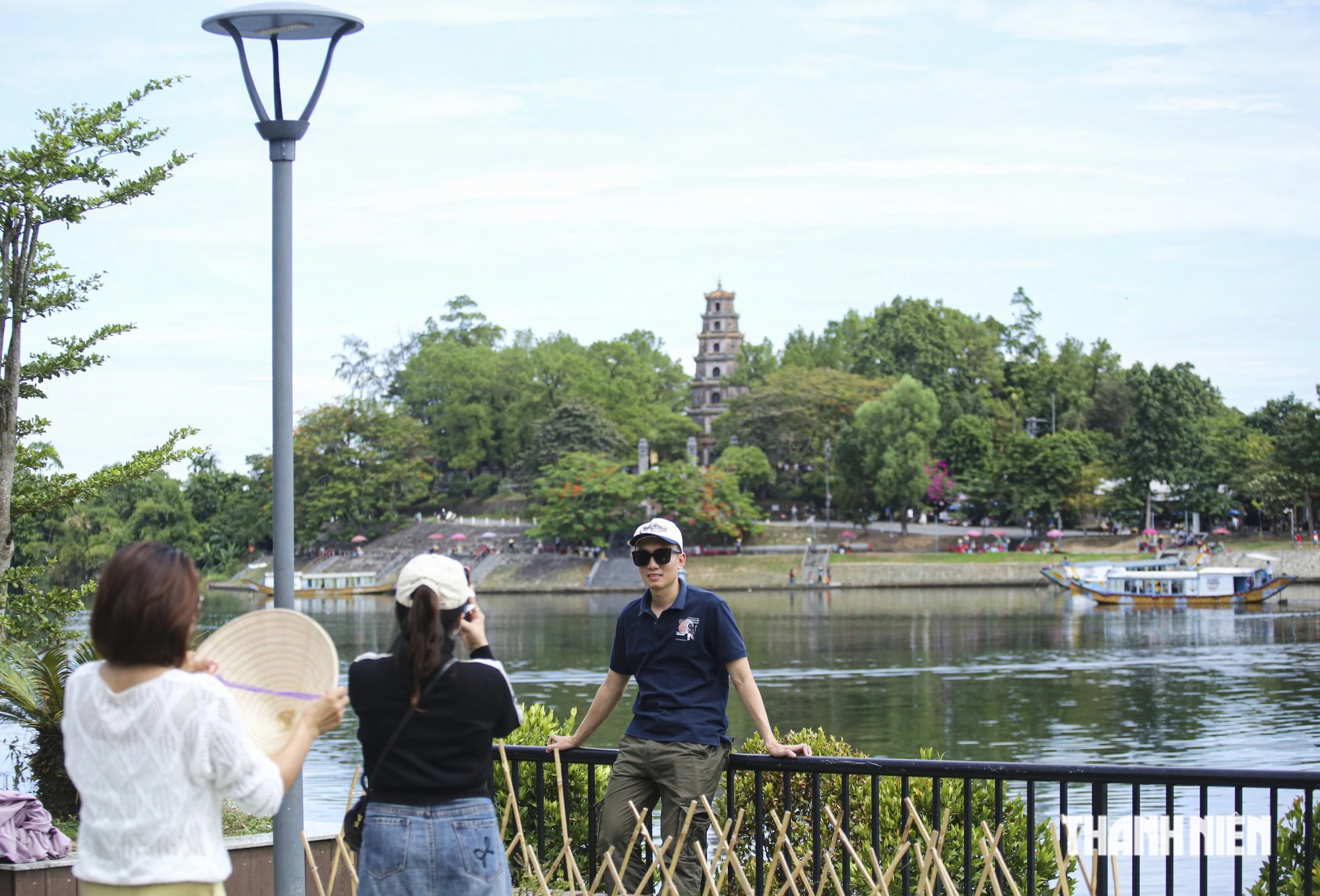 'View triệu đô' bắt trọn chùa Thiên Mụ thu hút giới trẻ xếp hàng check-in- Ảnh 8.