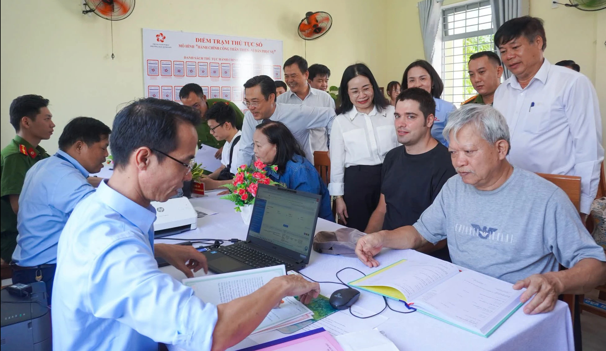 Hành chính công về khu dân cư, người Đà Nẵng vui vì được hỗ trợ tận tình- Ảnh 1.