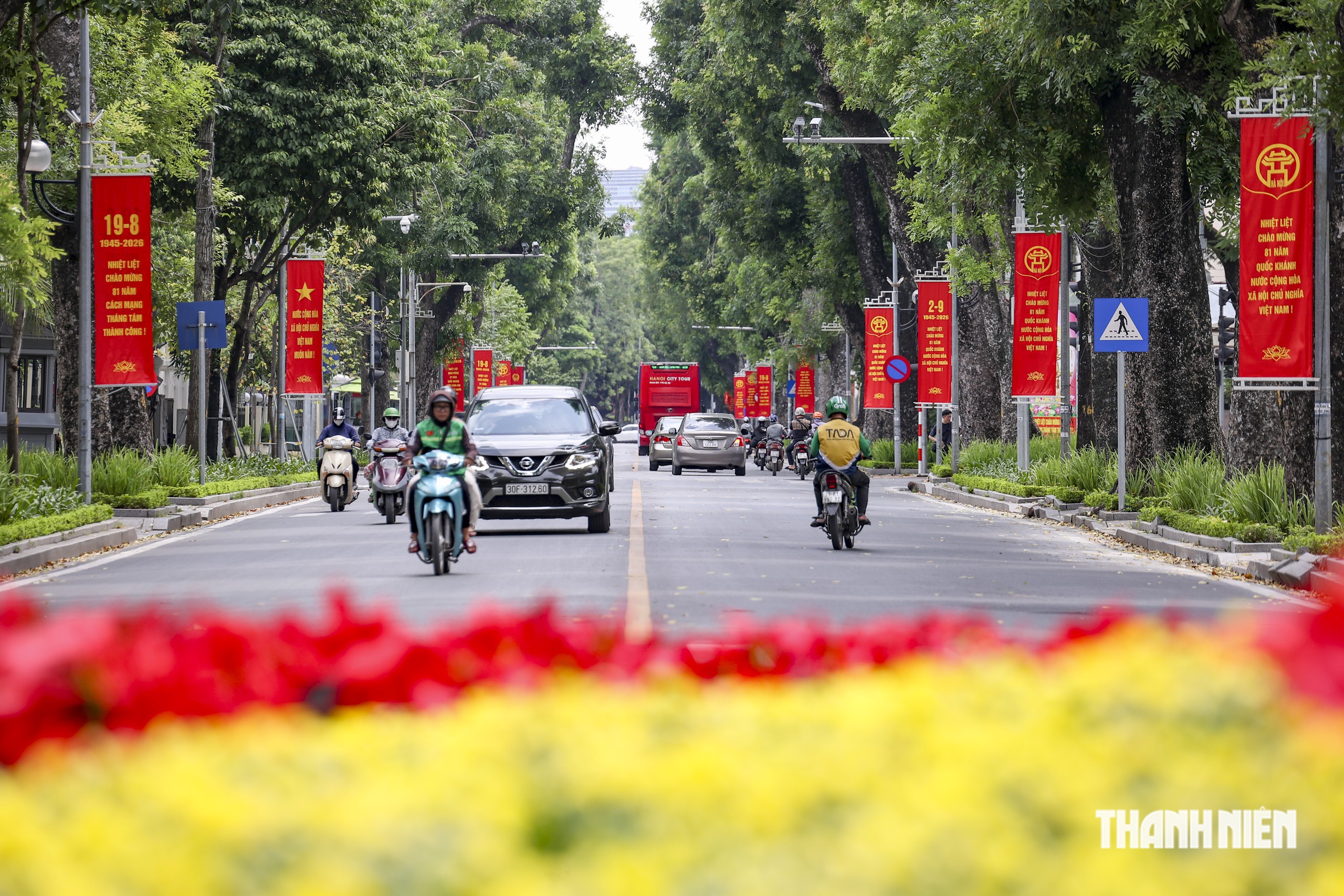 Hà Nội những ngày rực rỡ cờ, hoa- Ảnh 1.