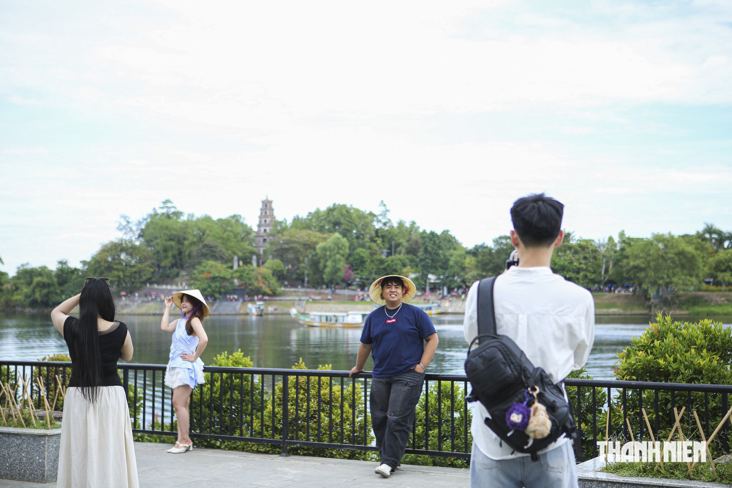 'View triệu đô' bắt trọn chùa Thiên Mụ thu hút giới trẻ xếp hàng check-in- Ảnh 1.