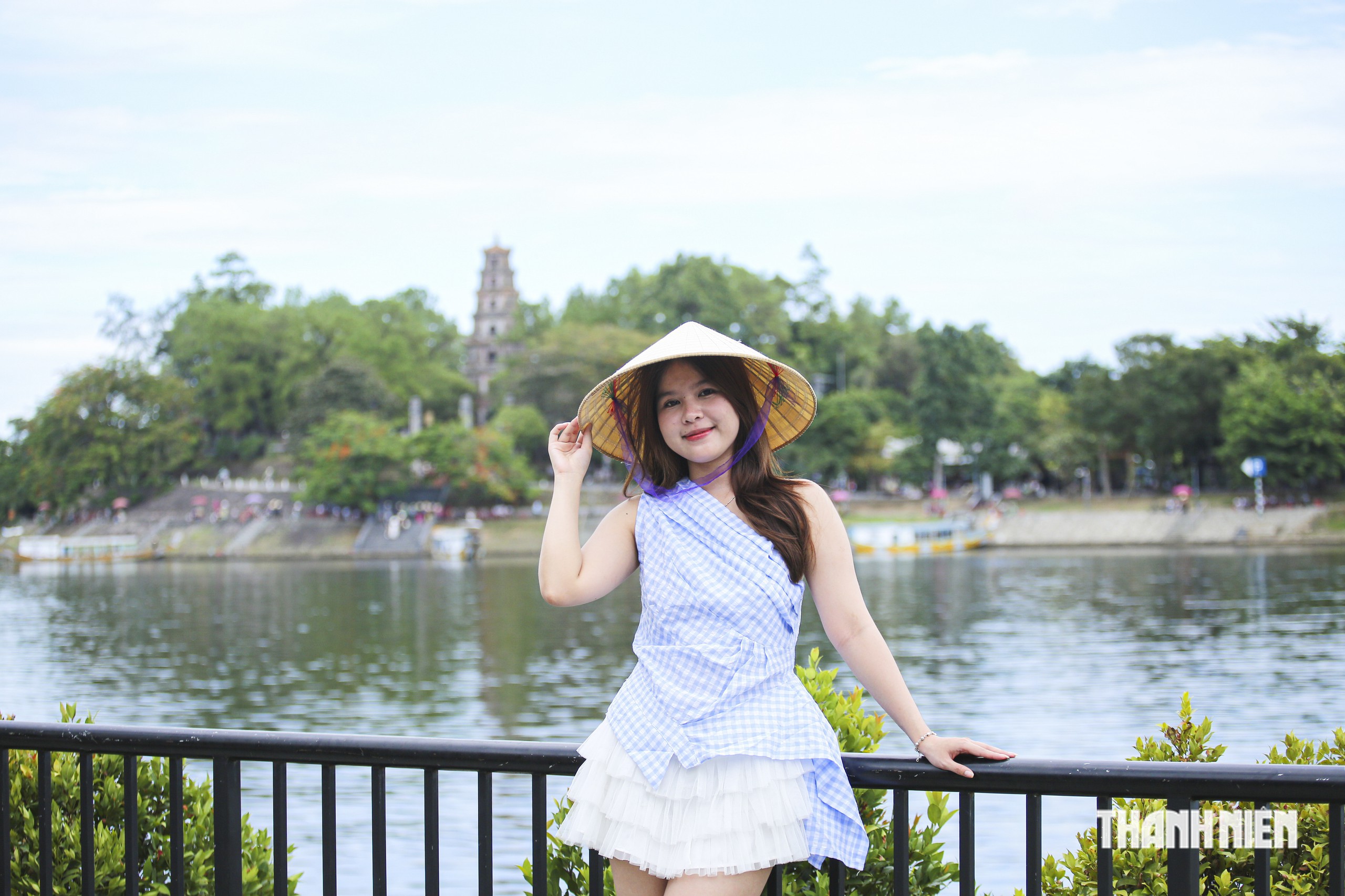 'View triệu đô' bắt trọn chùa Thiên Mụ thu hút giới trẻ xếp hàng check-in- Ảnh 4.