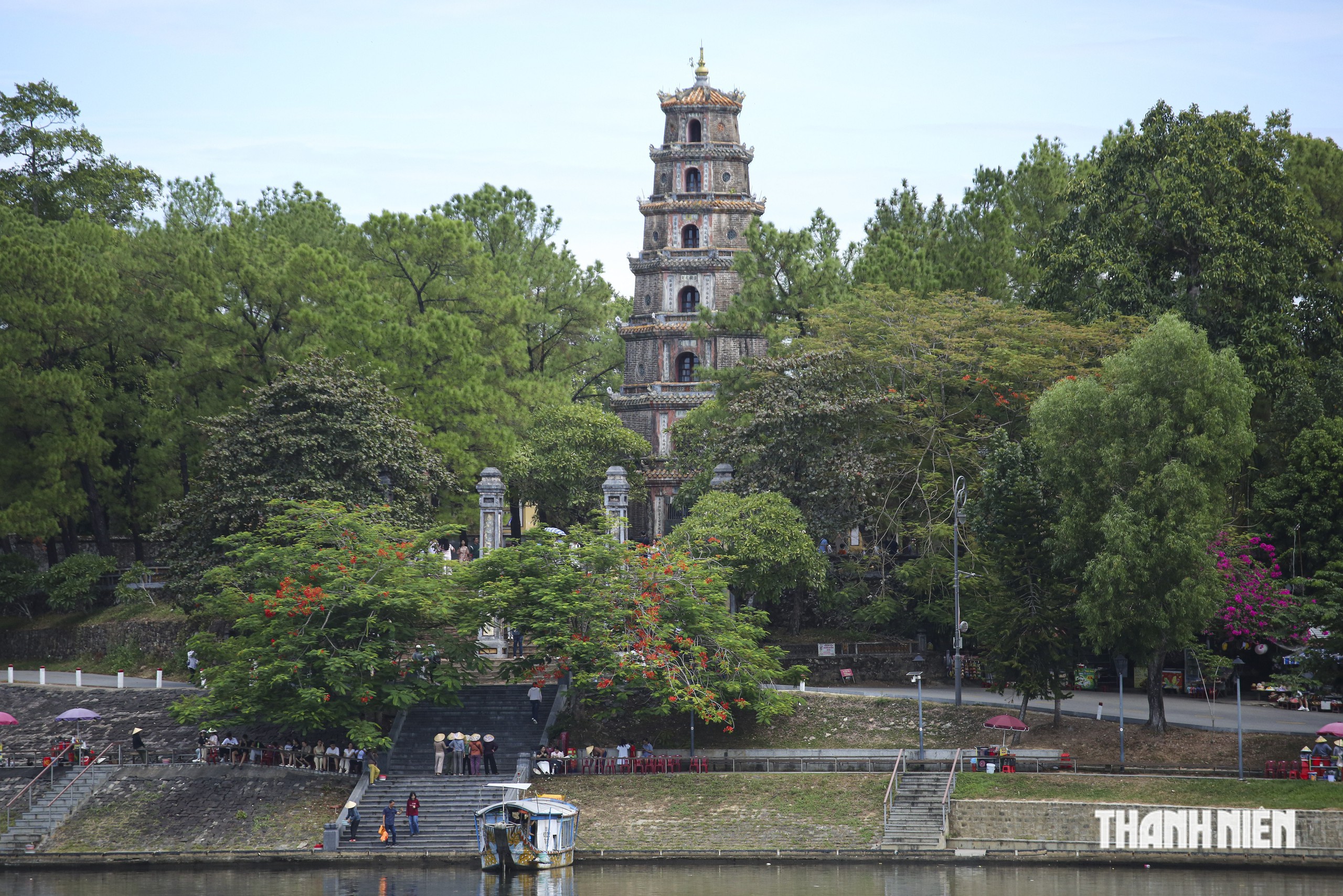 'View triệu đô' bắt trọn chùa Thiên Mụ thu hút giới trẻ xếp hàng check-in- Ảnh 7.