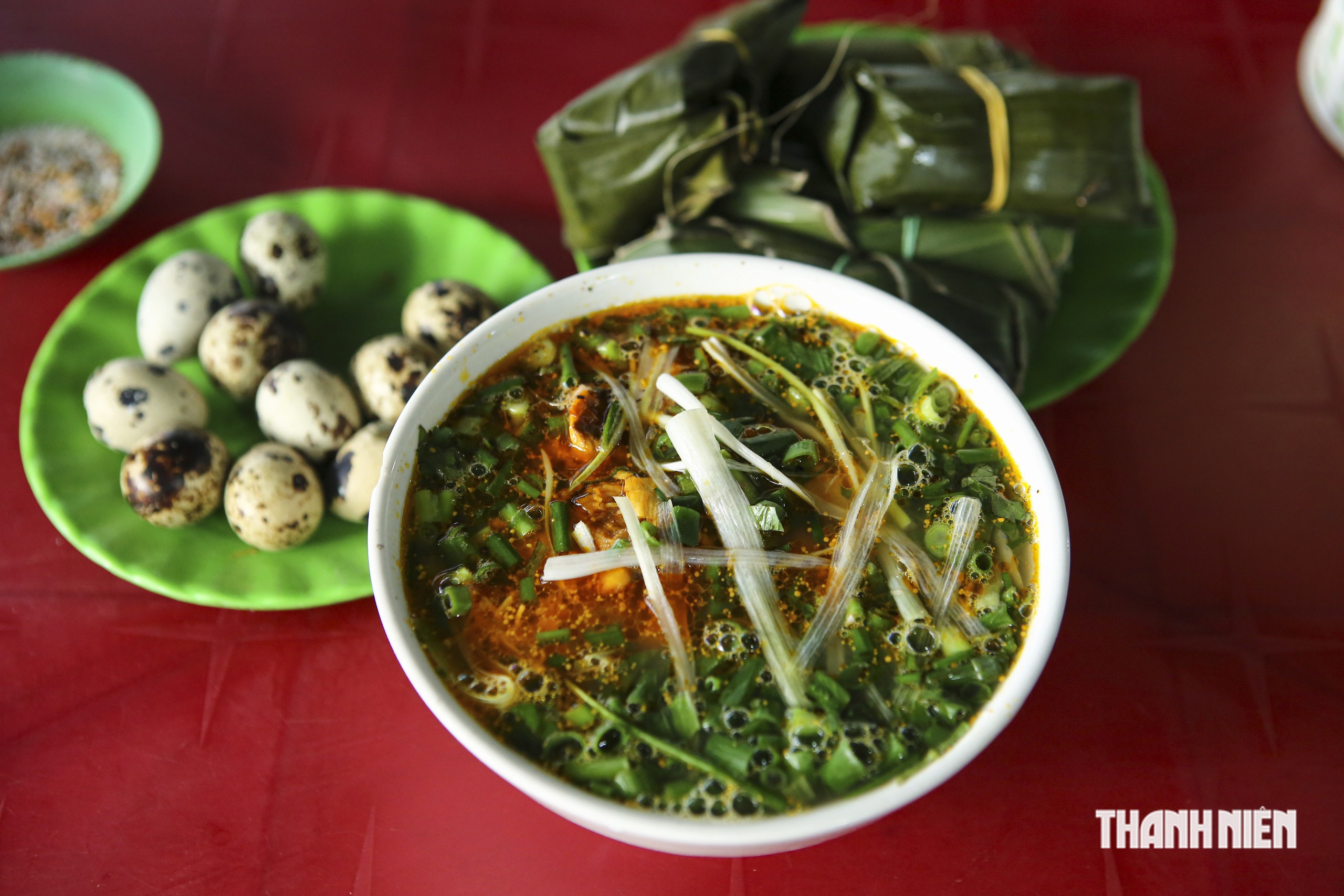 Độc đáo nhát dao xắt bột bên nồi nước dùng sôi sùng sục của bánh canh Huế- Ảnh 1.
