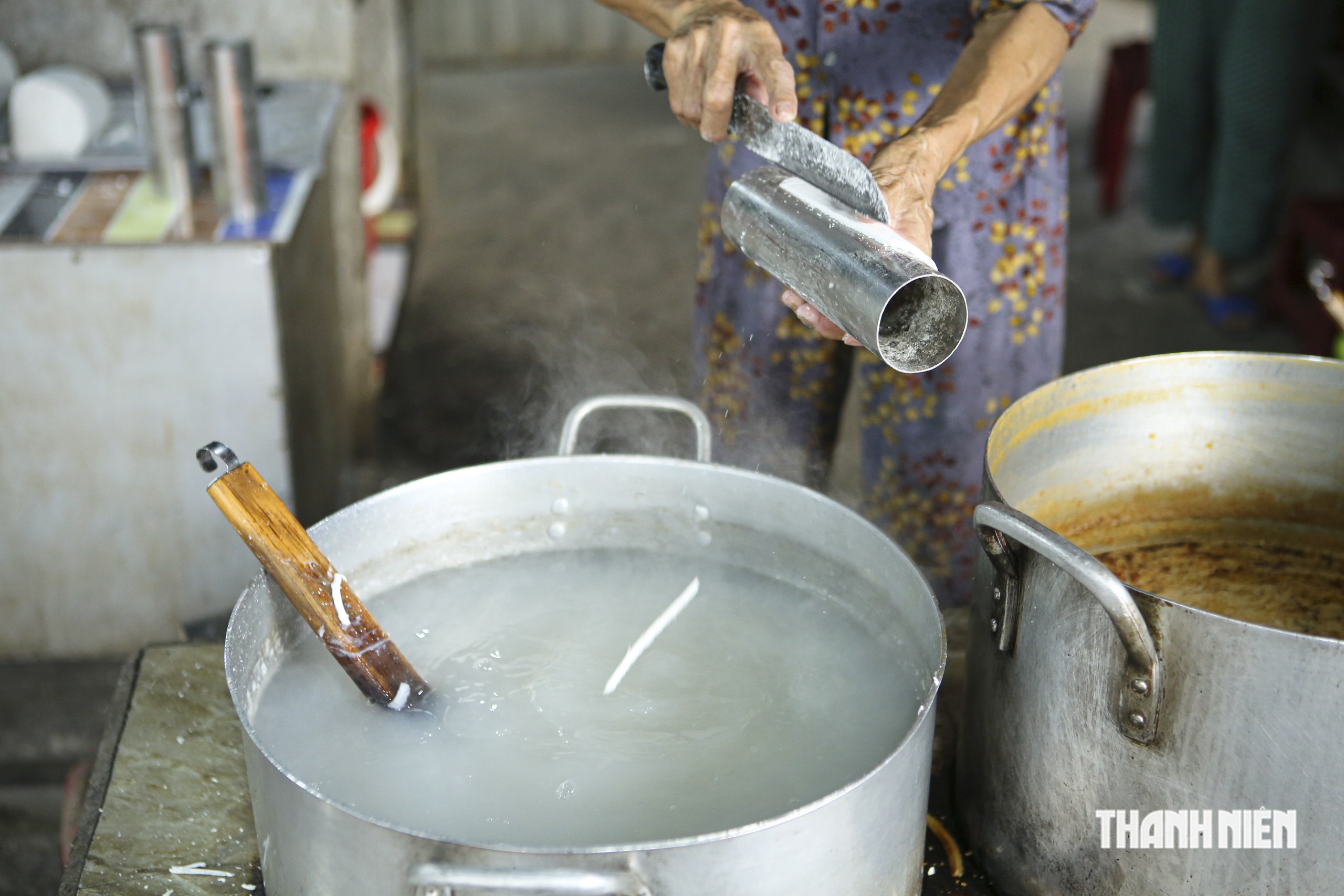 Độc đáo nhát dao xắt bột bên nồi nước dùng sôi sùng sục của bánh canh Huế- Ảnh 6.