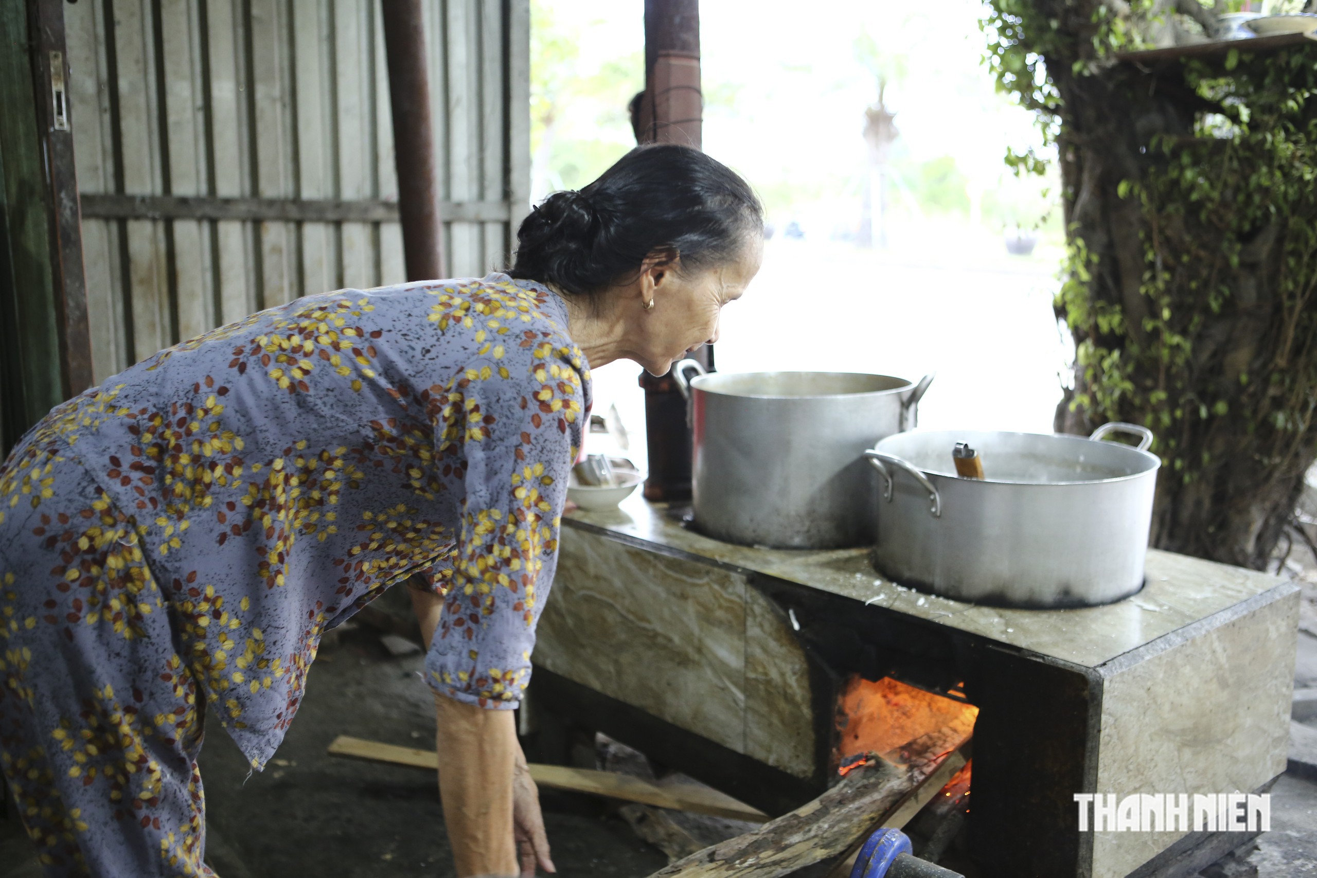 Độc đáo nhát dao xắt bột bên nồi nước dùng sôi sùng sục của bánh canh Huế- Ảnh 7.
