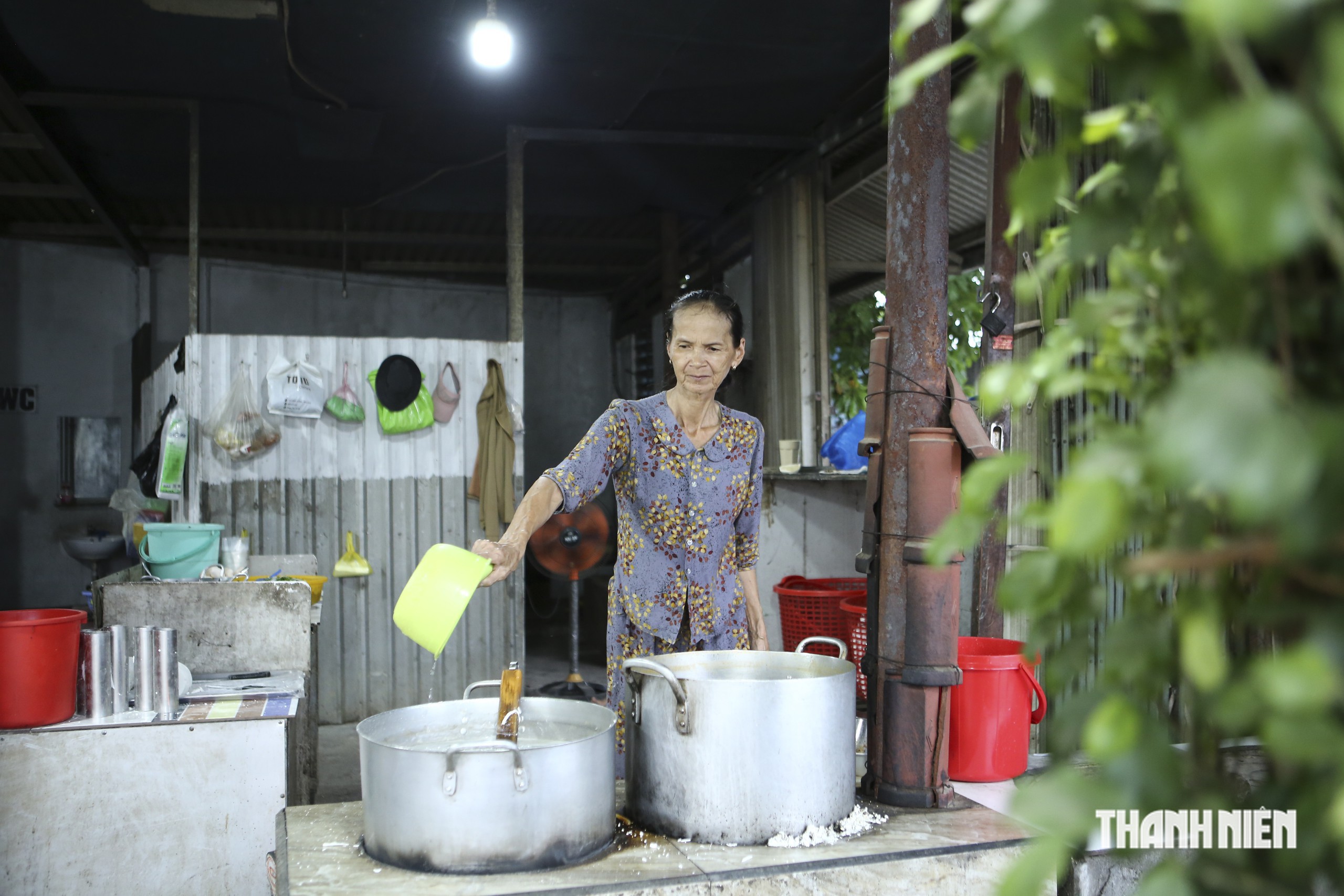 Độc đáo nhát dao xắt bột bên nồi nước dùng sôi sùng sục của bánh canh Huế- Ảnh 2.