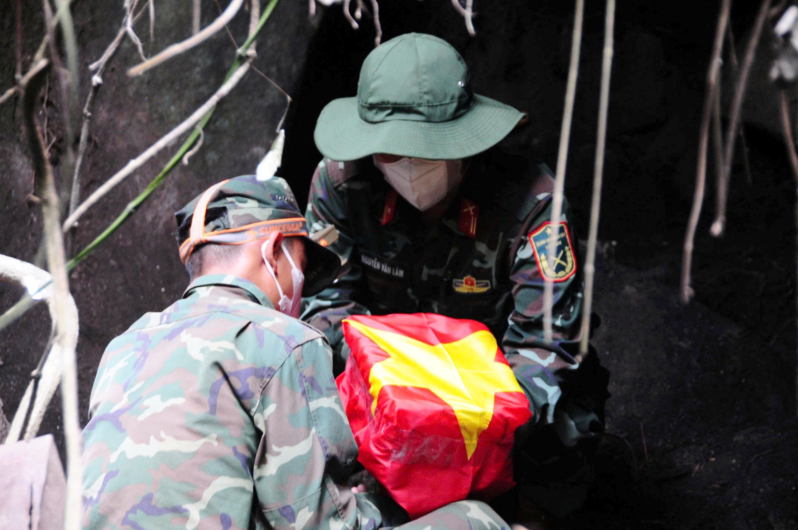 V&agrave;o hang đ&aacute; t&igrave;m đồng đội sau nửa thế kỷ: H&agrave;nh tr&igrave;nh của những người l&iacute;nh thời b&igrave;nh- Ảnh 6.