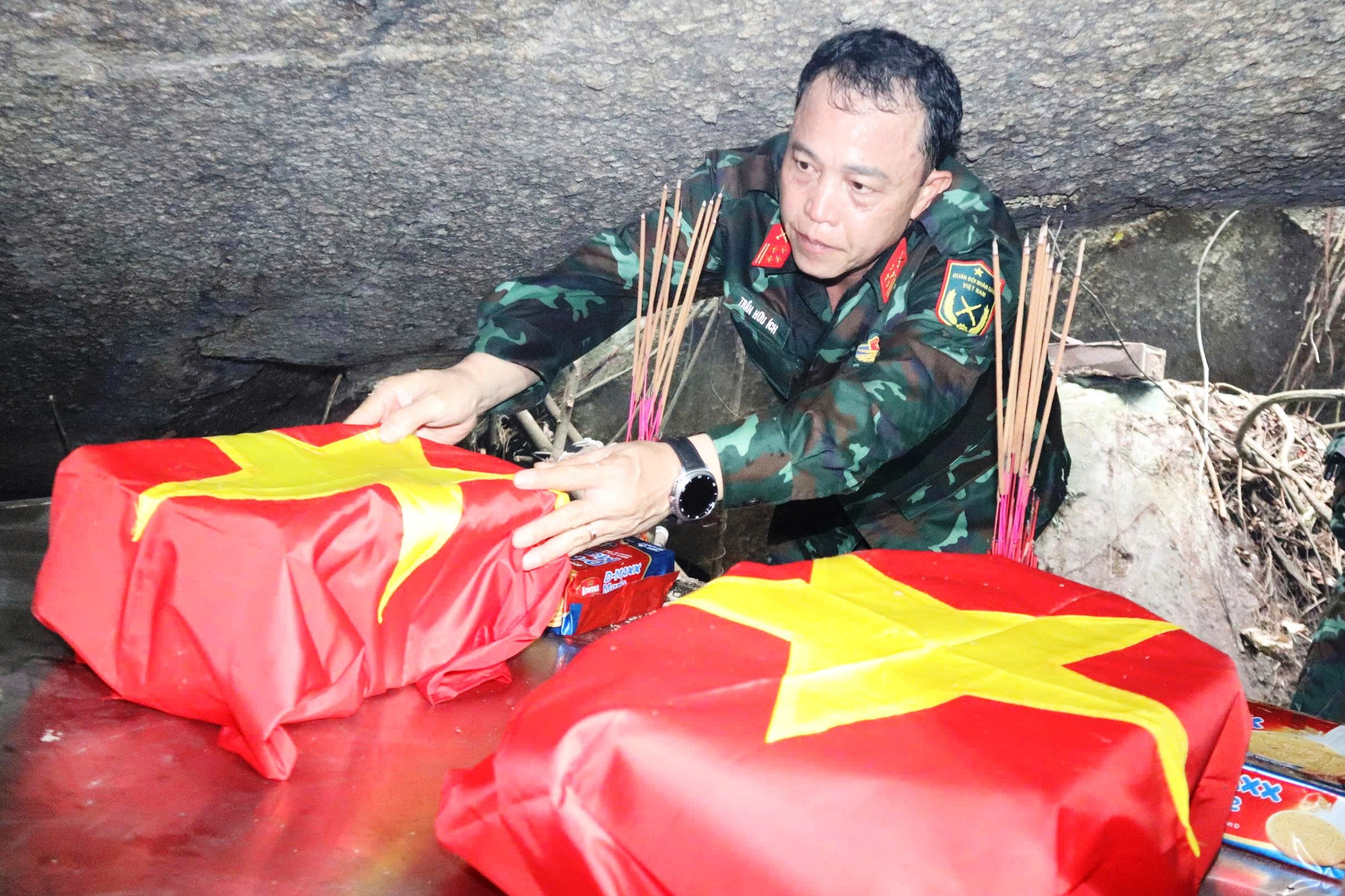 V&agrave;o hang đ&aacute; t&igrave;m đồng đội sau nửa thế kỷ: H&agrave;nh tr&igrave;nh của những người l&iacute;nh thời b&igrave;nh- Ảnh 4.
