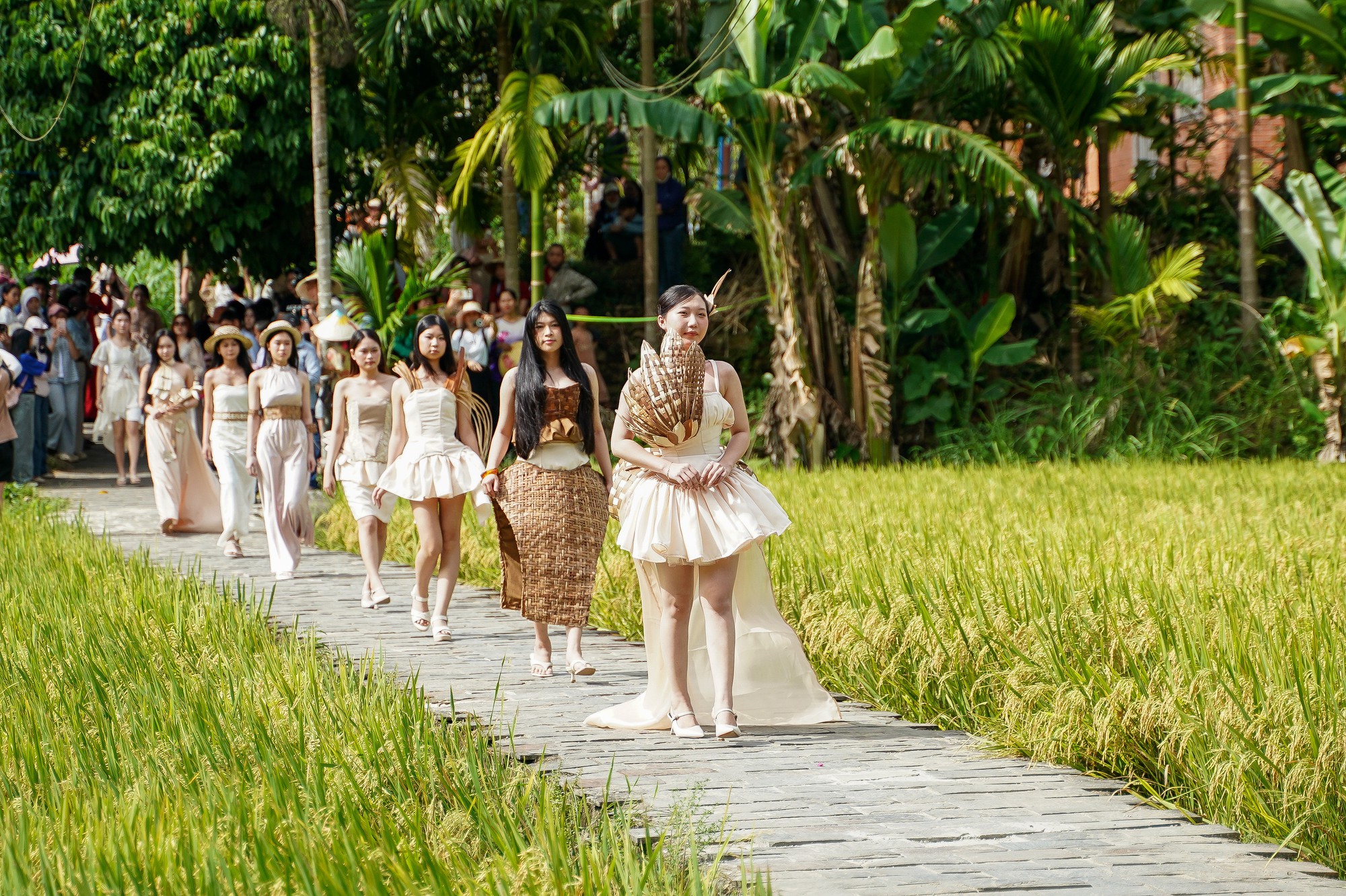 Bất ngờ với show thời trang từ mo cau giữa đồng l&uacute;a ch&iacute;n l&agrave;ng cổ Lộc Y&ecirc;n- Ảnh 4.