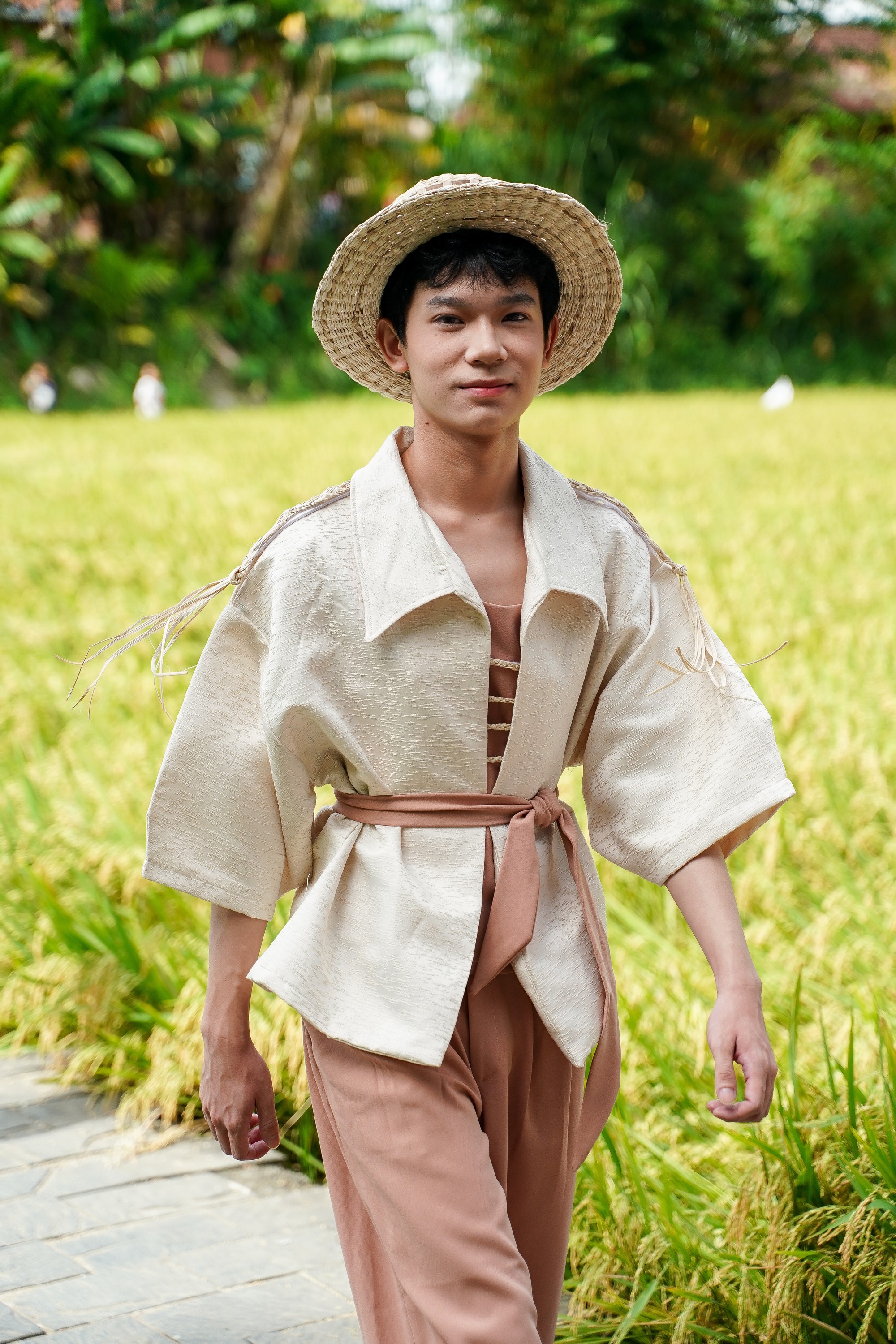 Bất ngờ với show thời trang từ mo cau giữa đồng l&uacute;a ch&iacute;n l&agrave;ng cổ Lộc Y&ecirc;n- Ảnh 6.