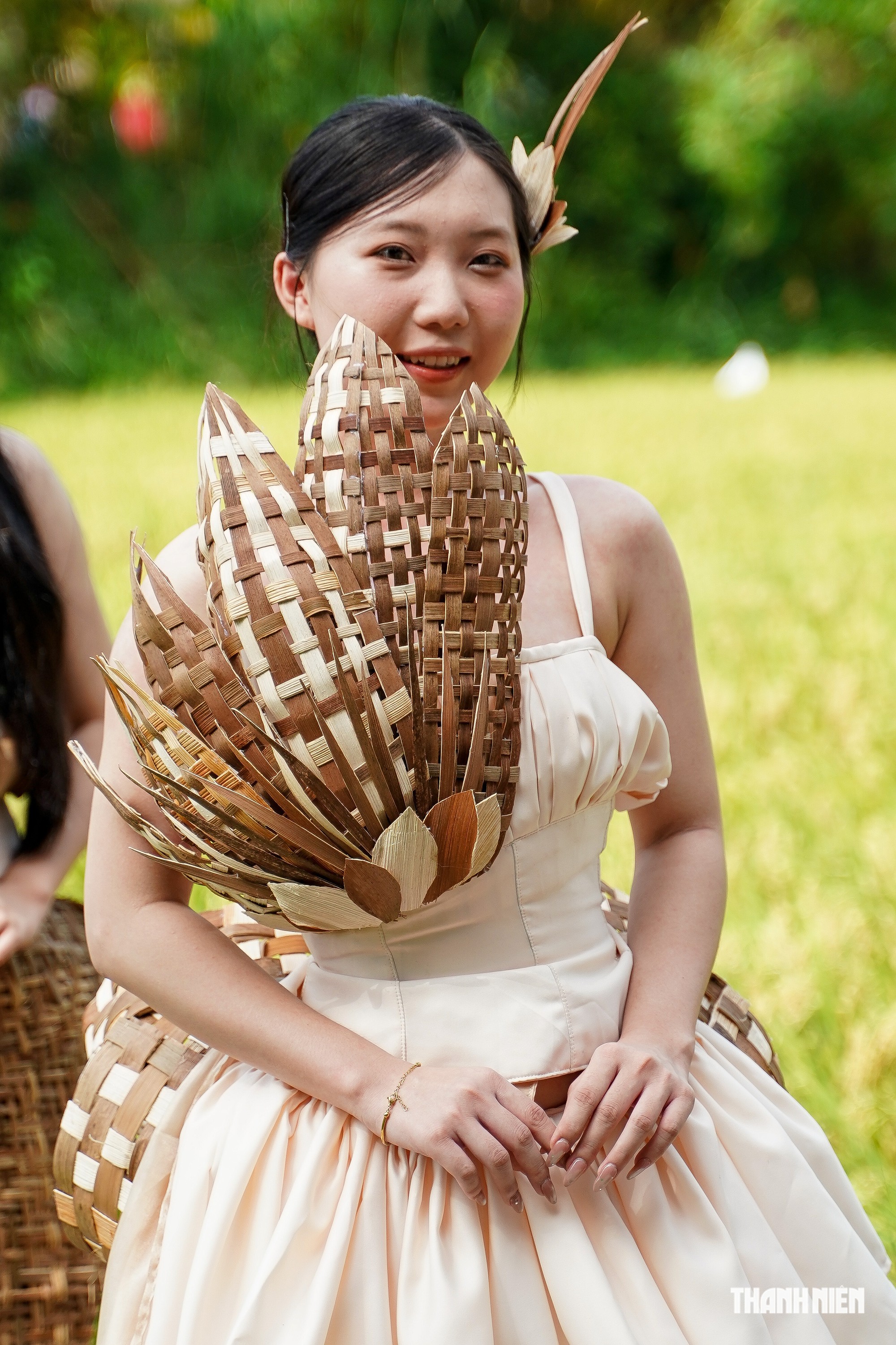 Bất ngờ với show thời trang từ mo cau giữa đồng l&uacute;a ch&iacute;n l&agrave;ng cổ Lộc Y&ecirc;n- Ảnh 7.