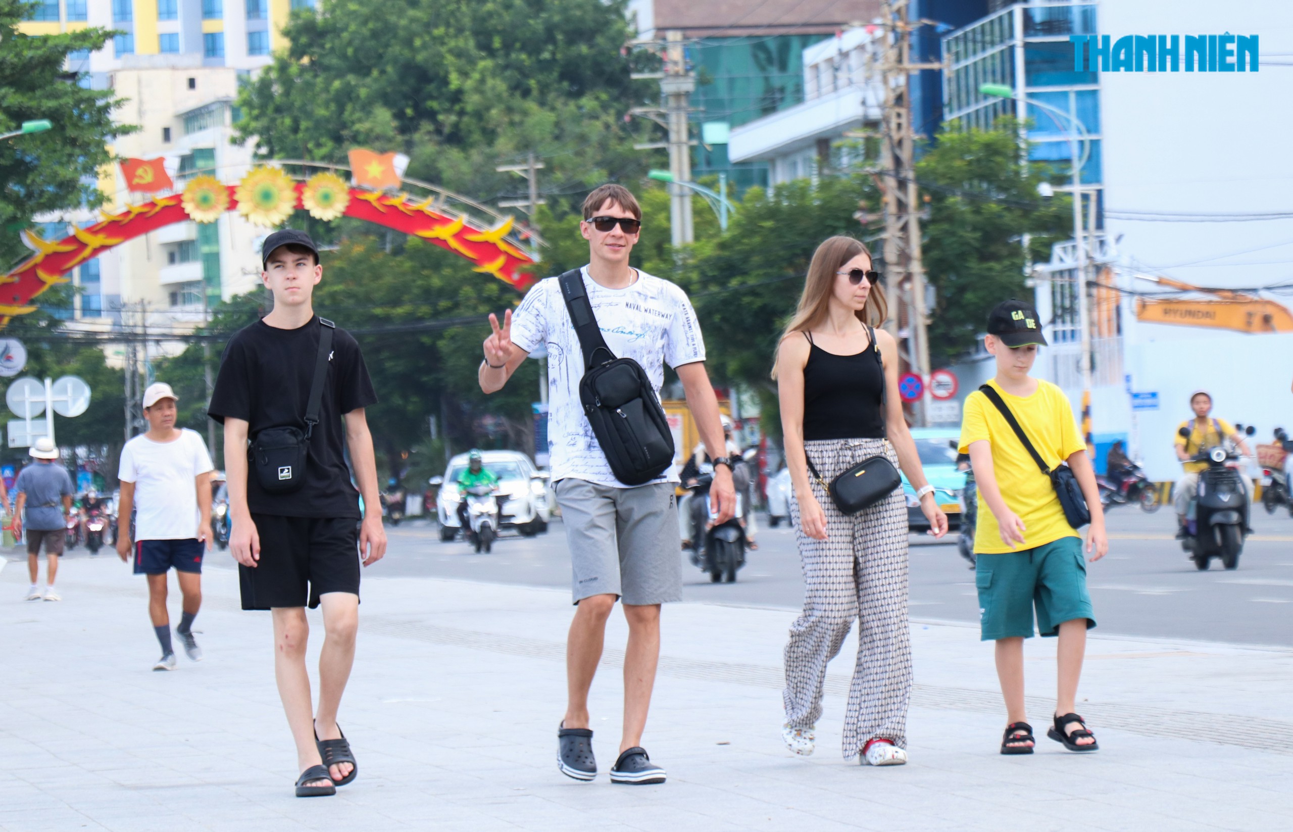 Nha Trang rộn r&agrave;ng đ&oacute;n kh&aacute;ch nghỉ lễ Quốc kh&aacute;nh 2.9 - Ảnh 1.