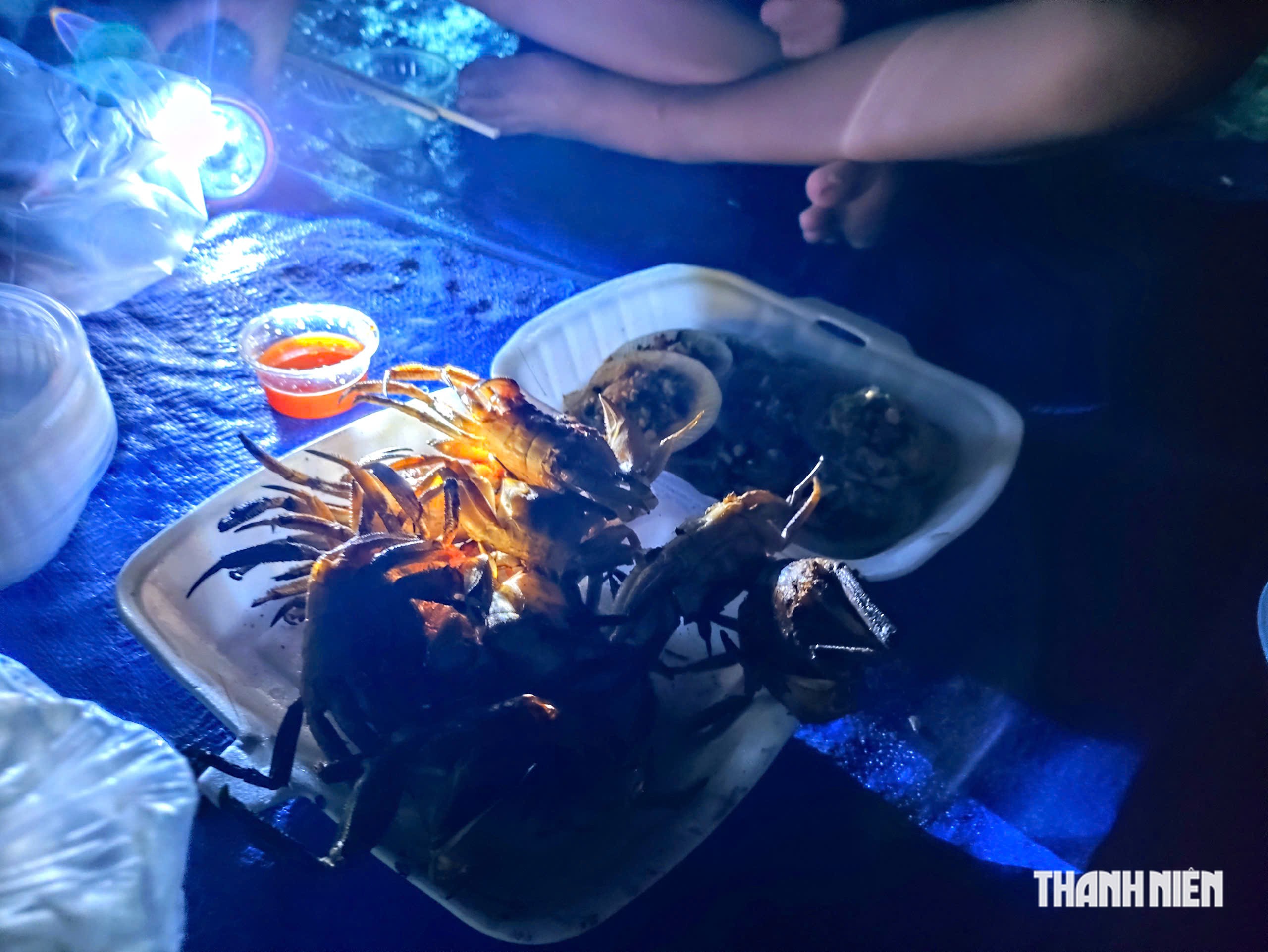 Đào còng trong đêm, đãi khách tiệc còng ngay trên bãi biển ở Đà Nẵng- Ảnh 7.