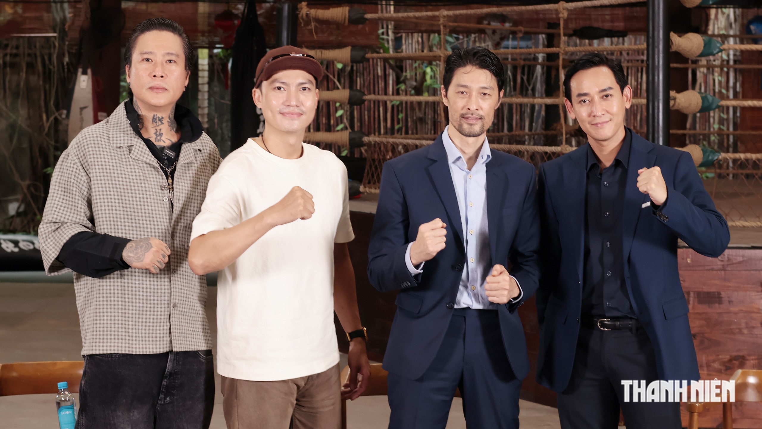Johnny Tr&iacute; Nguyễn khổ sở với bộ gi&aacute;p, Hứa Vĩ Văn muốn đ&oacute;ng vai hoạn quan - Ảnh 1.
