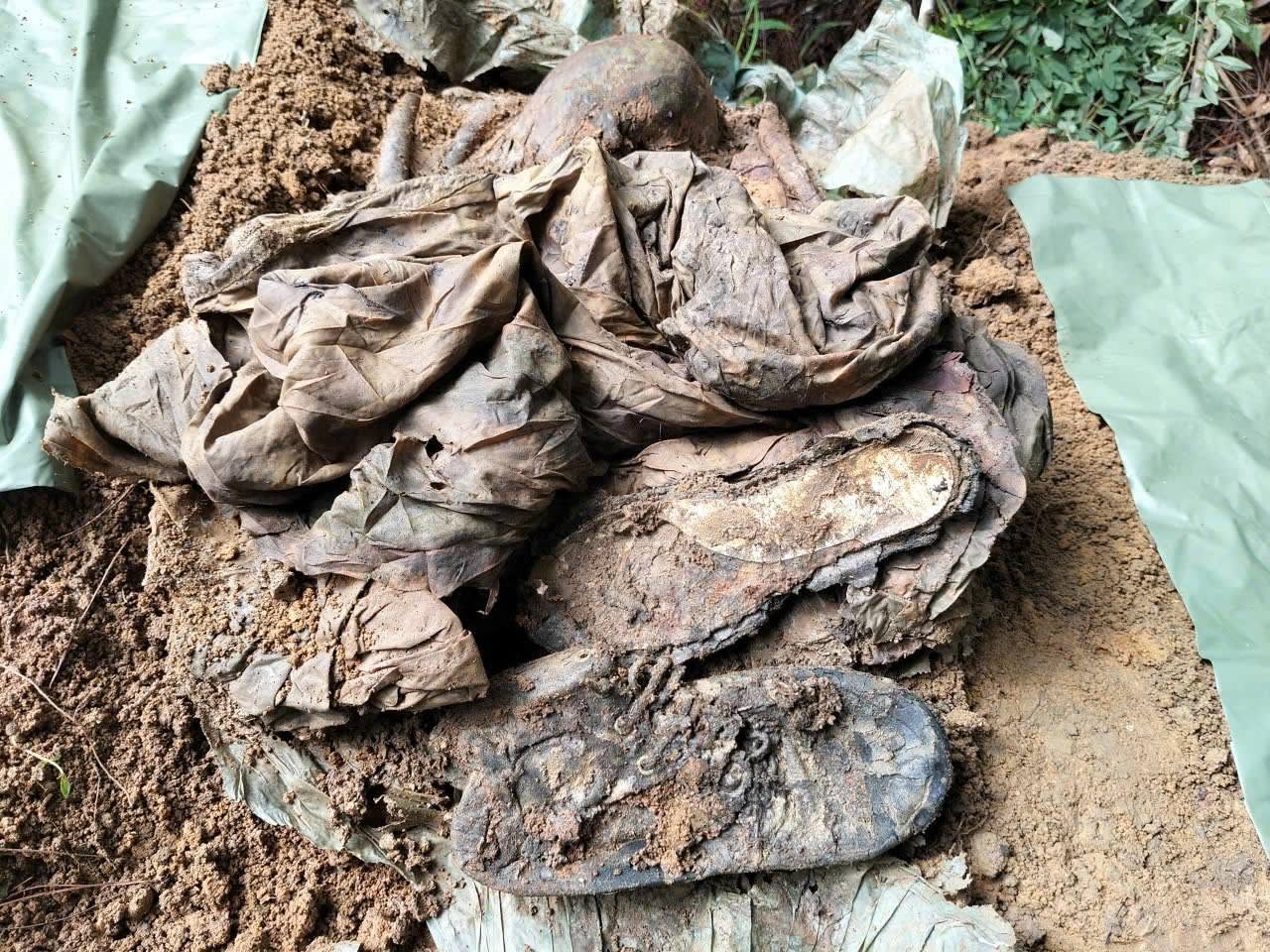 Quảng Ngãi: Tìm thấy thêm 5 hài cốt liệt sĩ cùng ba lô, bình đông, hộp quẹt- Ảnh 2.