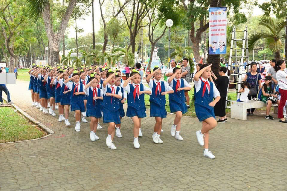 Hình ảnh thiếu nhi trình diễn phản cảm không phải là nghi thức Đội- Ảnh 2.
