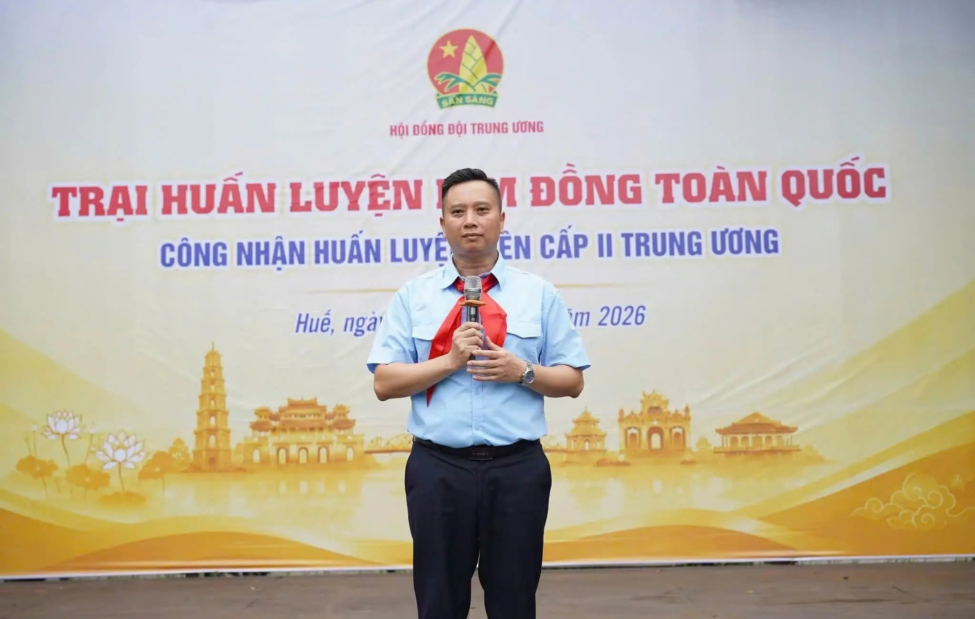 Hình ảnh thiếu nhi trình diễn phản cảm không phải là nghi thức Đội- Ảnh 1.