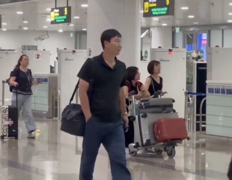  Thầy Kim vẫn diện áo đen- Ảnh 3.