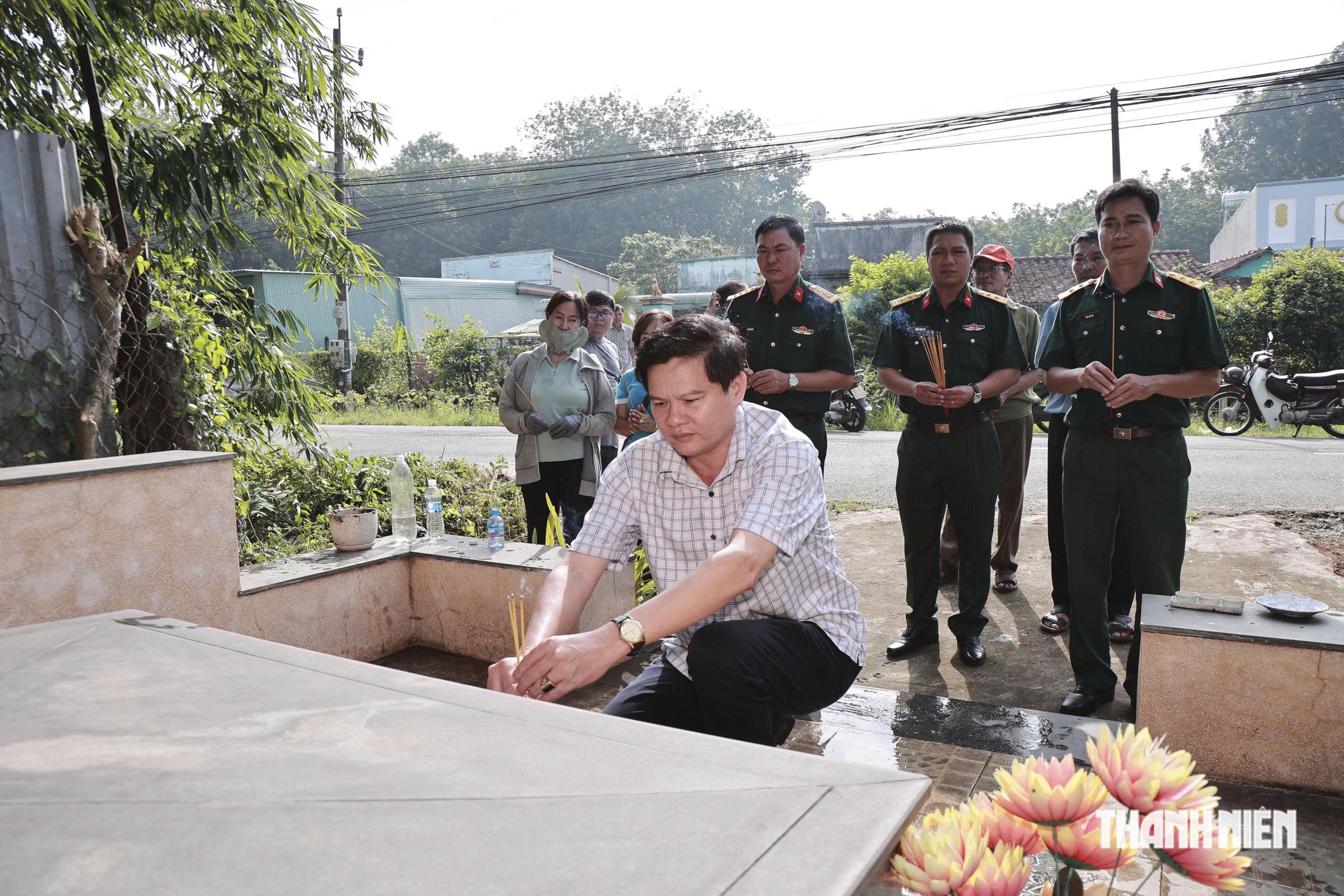 TP.HCM: T&igrave;m kiếm th&ocirc;ng tin hố mộ liệt sĩ khu vực trước Bệnh viện Quốc tế Becamex- Ảnh 6.