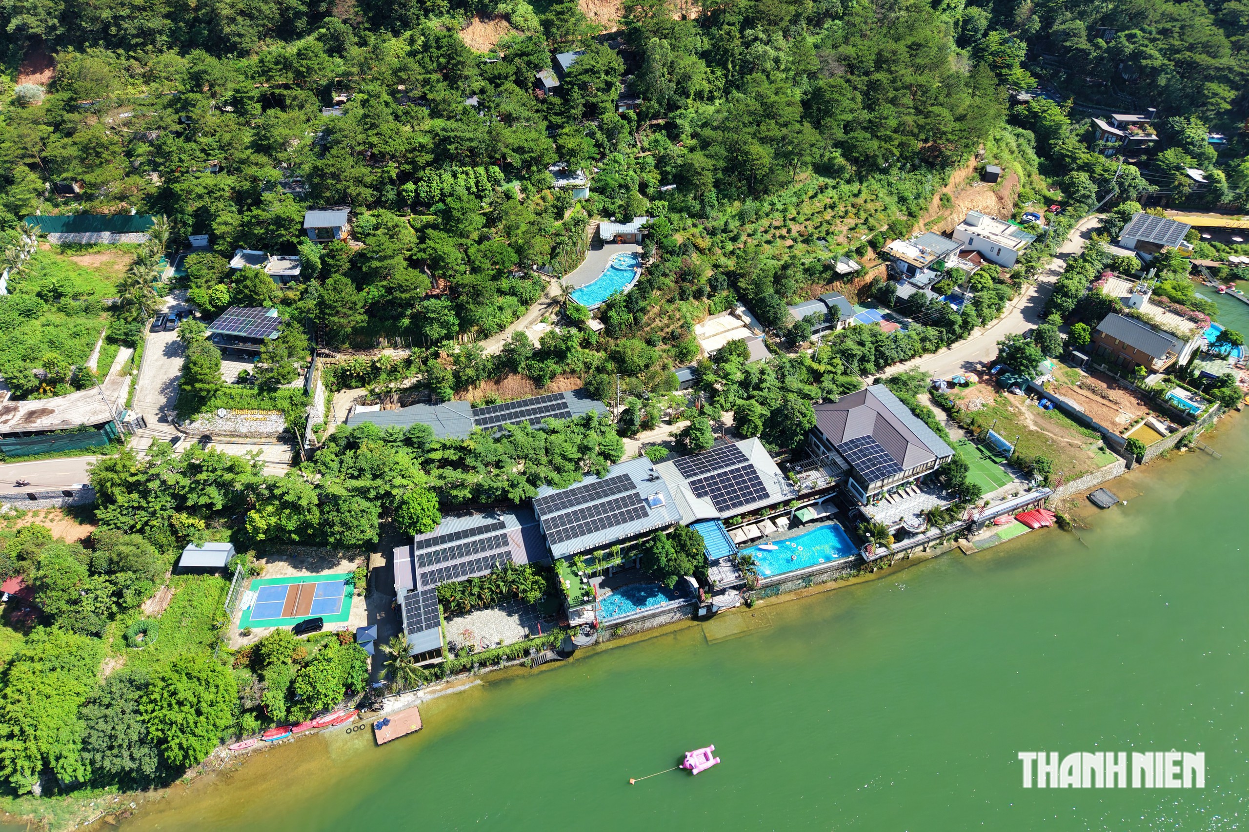 Toàn cảnh rừng phòng hộ bị villa, homestay 'bủa vây'- Ảnh 2.