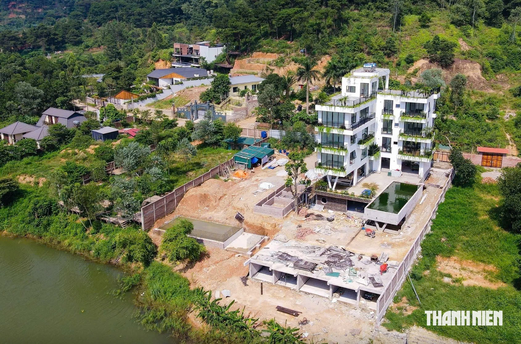 Toàn cảnh rừng phòng hộ bị villa, homestay 'bủa vây'- Ảnh 3.