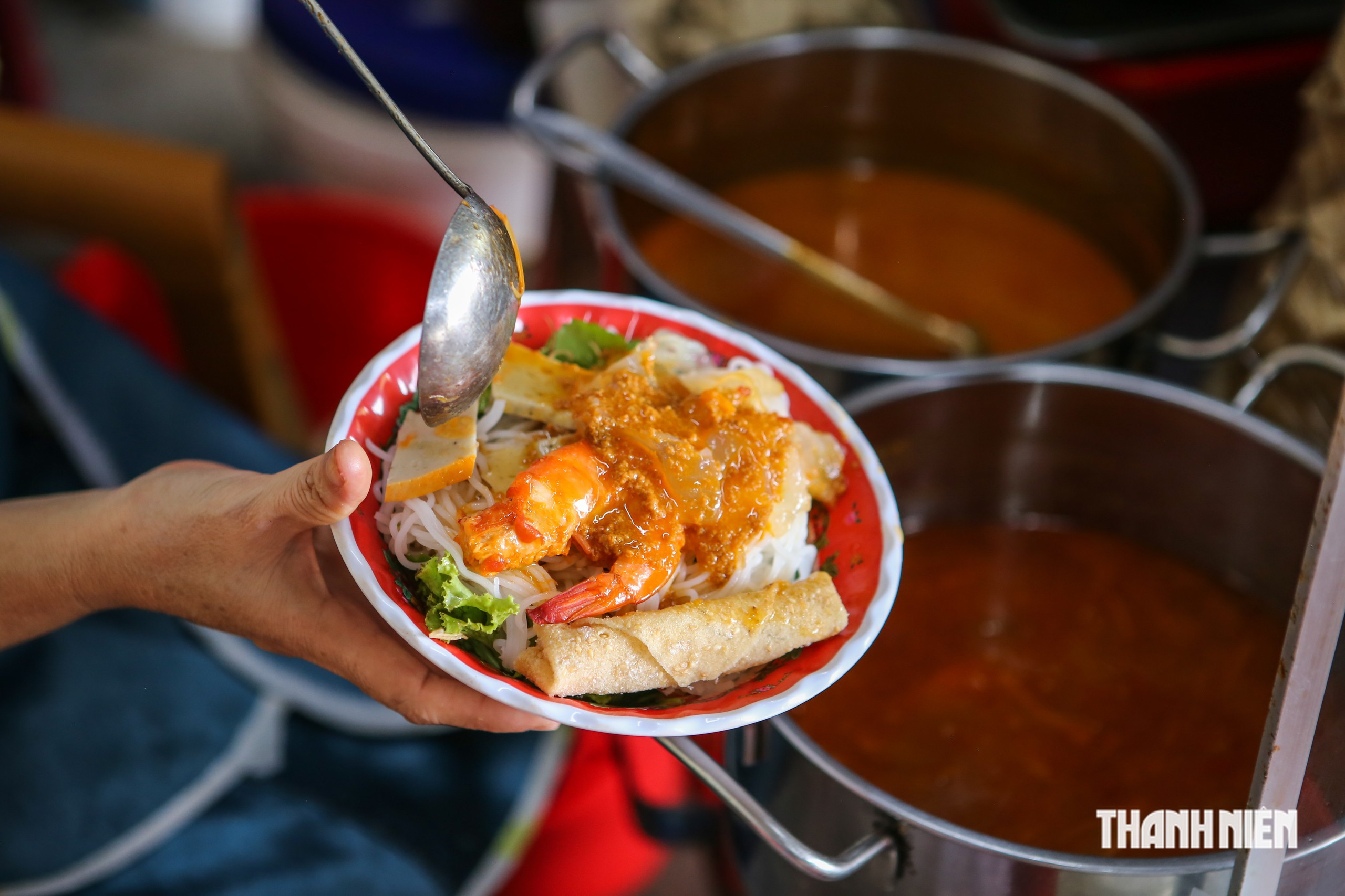B&uacute;n giấm nuốc Huế: M&oacute;n lạ, k&eacute;n người ăn nhưng... h&uacute;t du kh&aacute;ch- Ảnh 2.