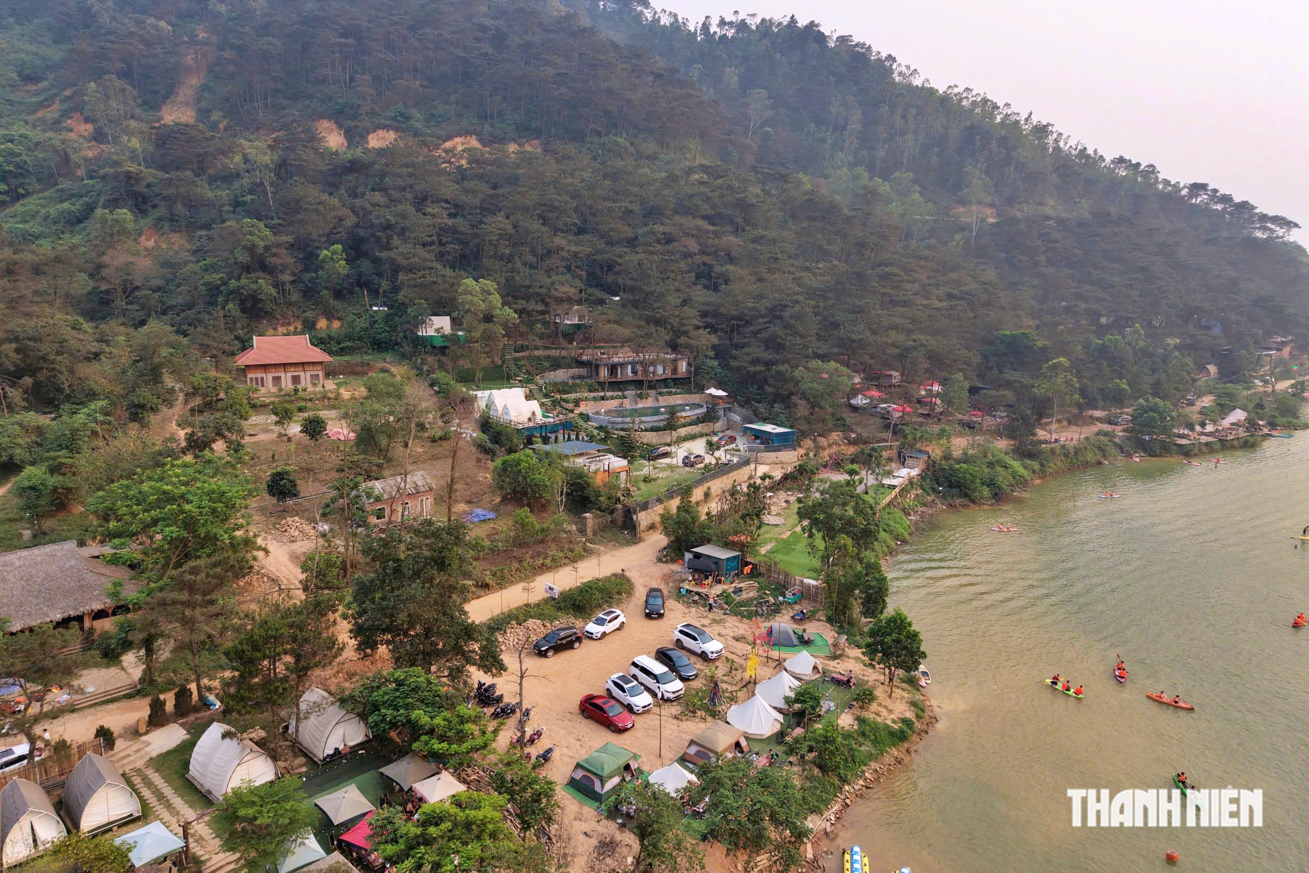 Toàn cảnh rừng phòng hộ bị villa, homestay 'bủa vây'- Ảnh 1.