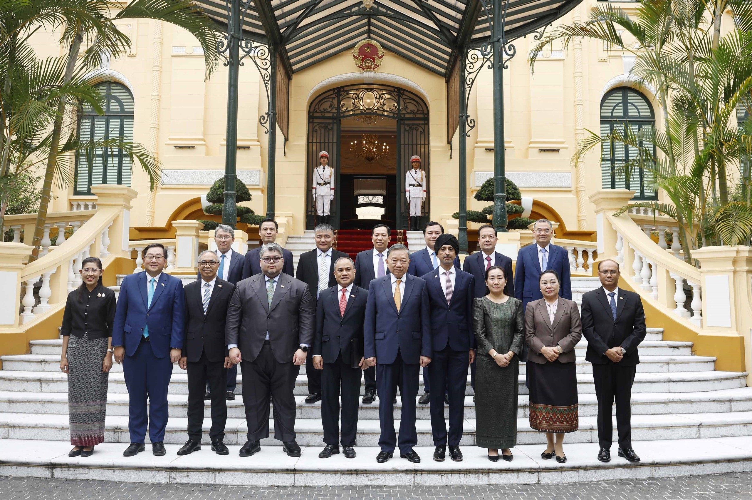 Việt Nam coi ASEAN là một đại gia đình gần gũi, láng giềng rất thân thiết - Ảnh 1.