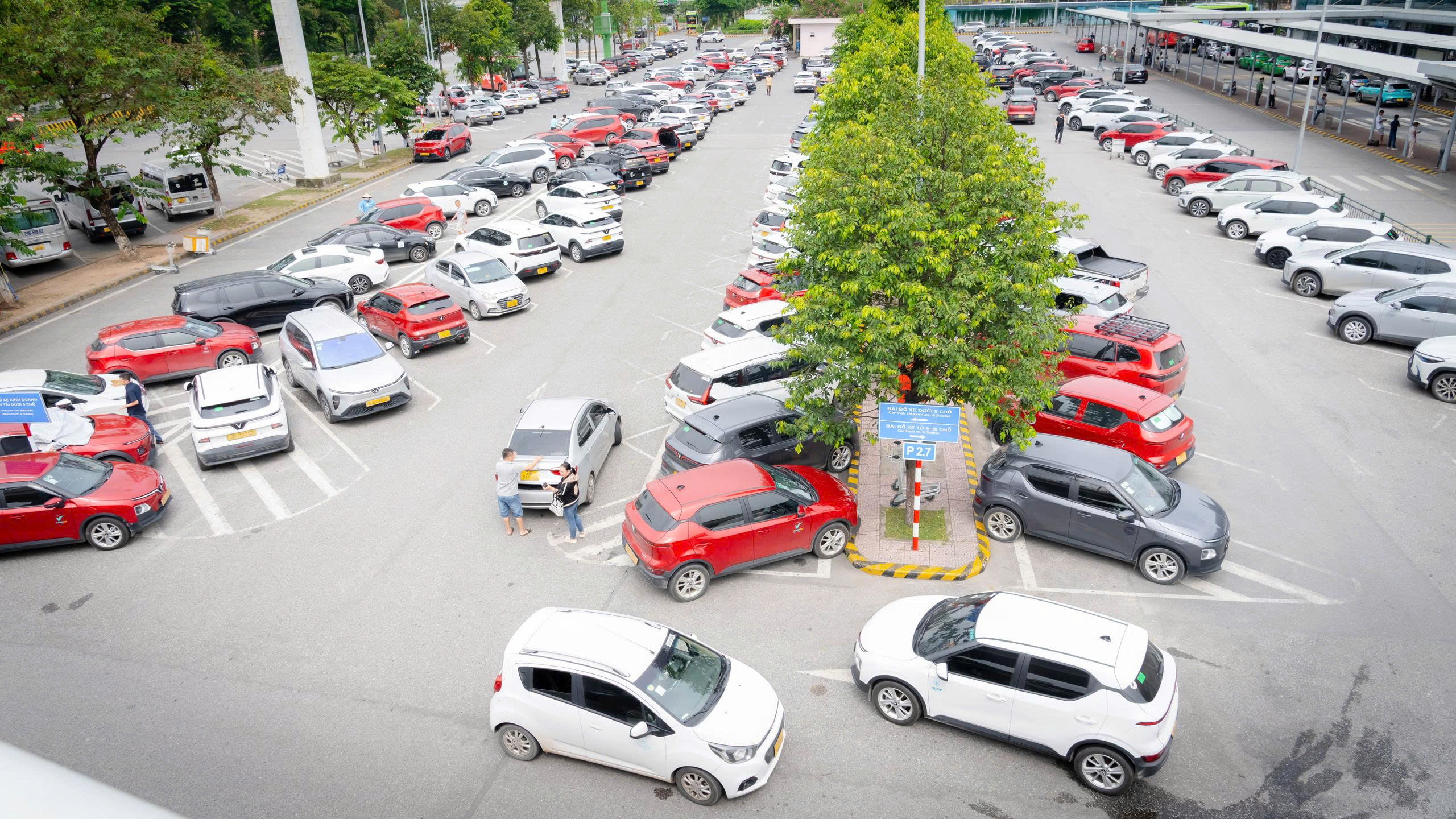 Sân bay Nội Bài điều chỉnh làn xe công nghệ tại ga T1 sau 'bão 1 sao' - Ảnh 2.