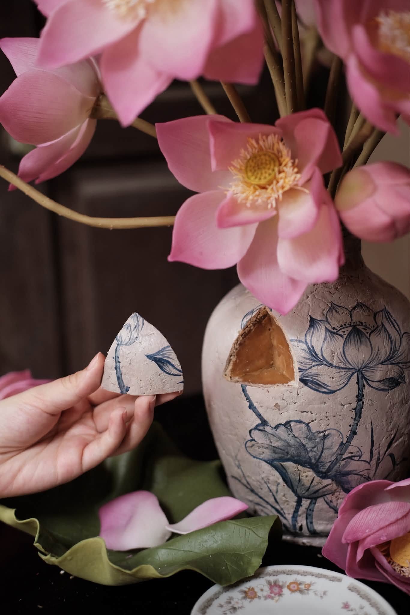 Cô gái làm bánh trung thu bình hoa giống đến khó tin, dân mạng nhìn nhầm - Ảnh 5.