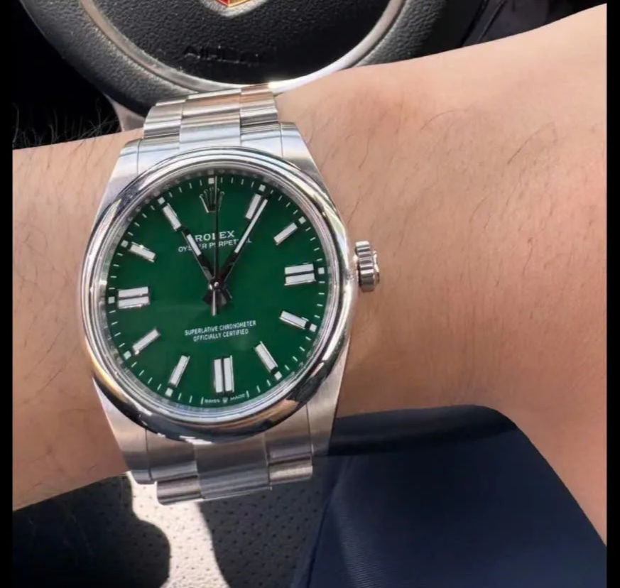 Khách nước ngoài nhận lại đồng hồ Rolex thất lạc tại sân bay Phú Quốc- Ảnh 1.