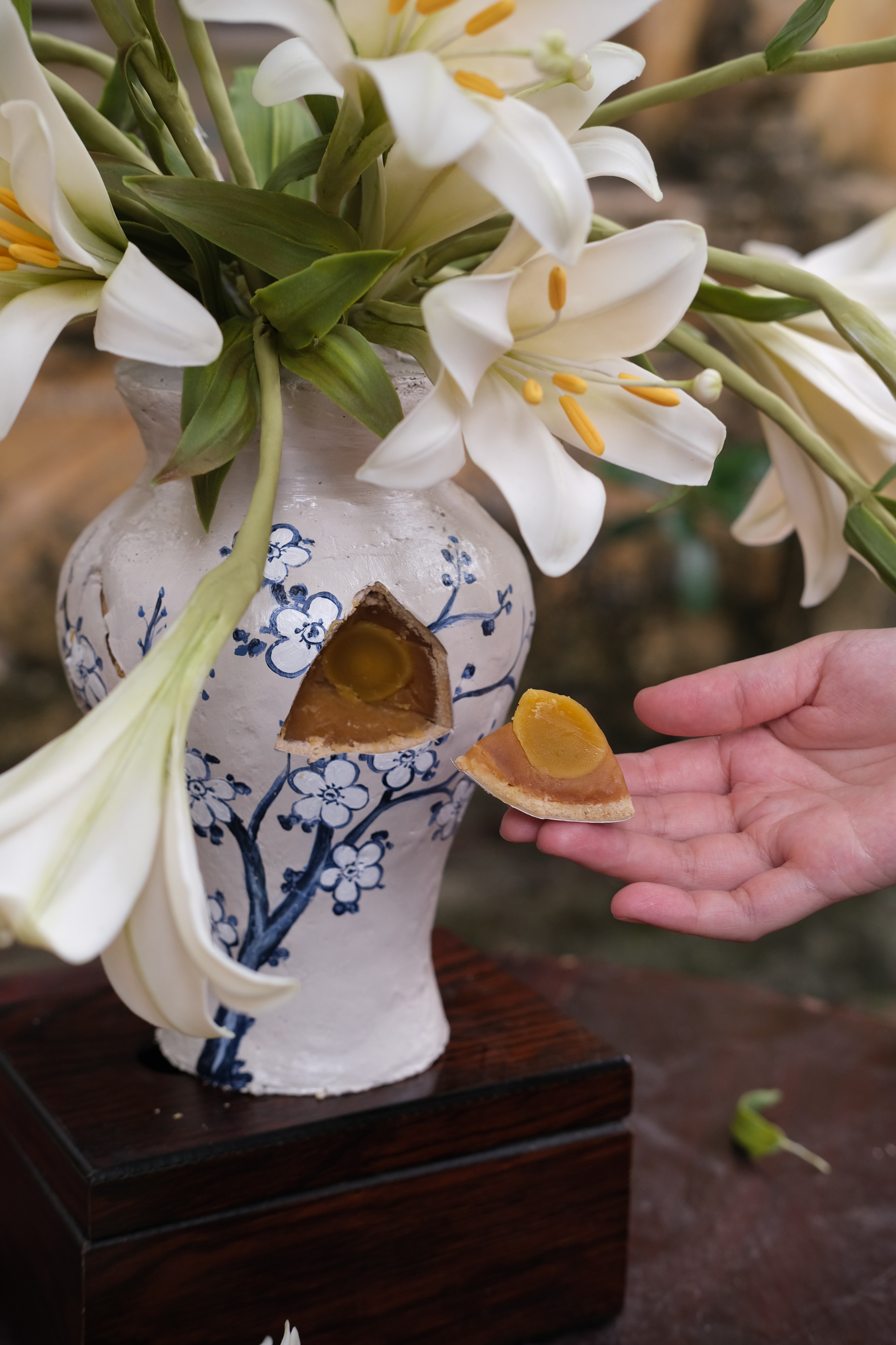 Cô gái làm bánh trung thu bình hoa giống đến khó tin, dân mạng nhìn nhầm - Ảnh 2.