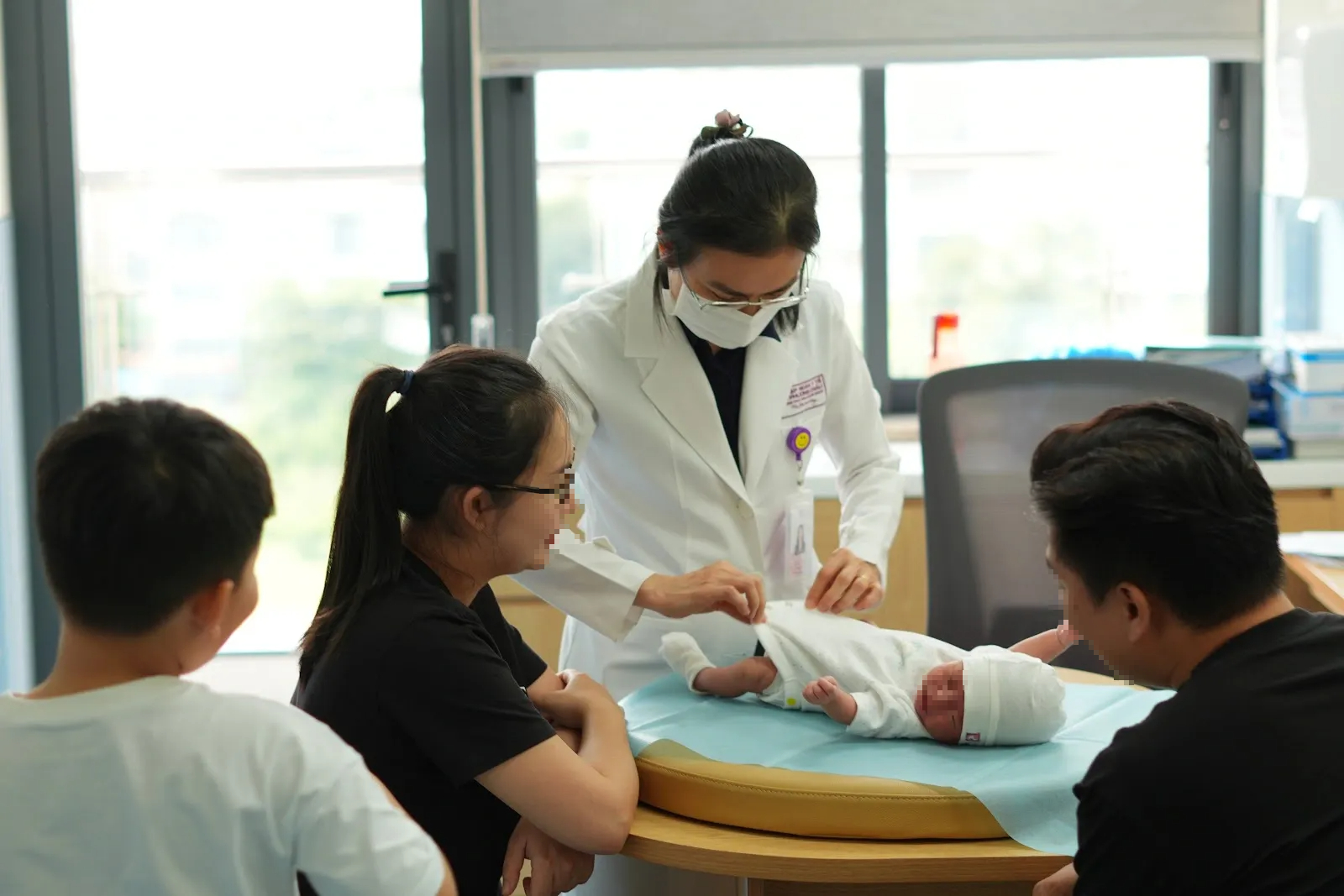 Phân trẻ sơ sinh lỏng, lợn cợn như hoa cà hoa cải có phải tiêu chảy? - Ảnh 1.
