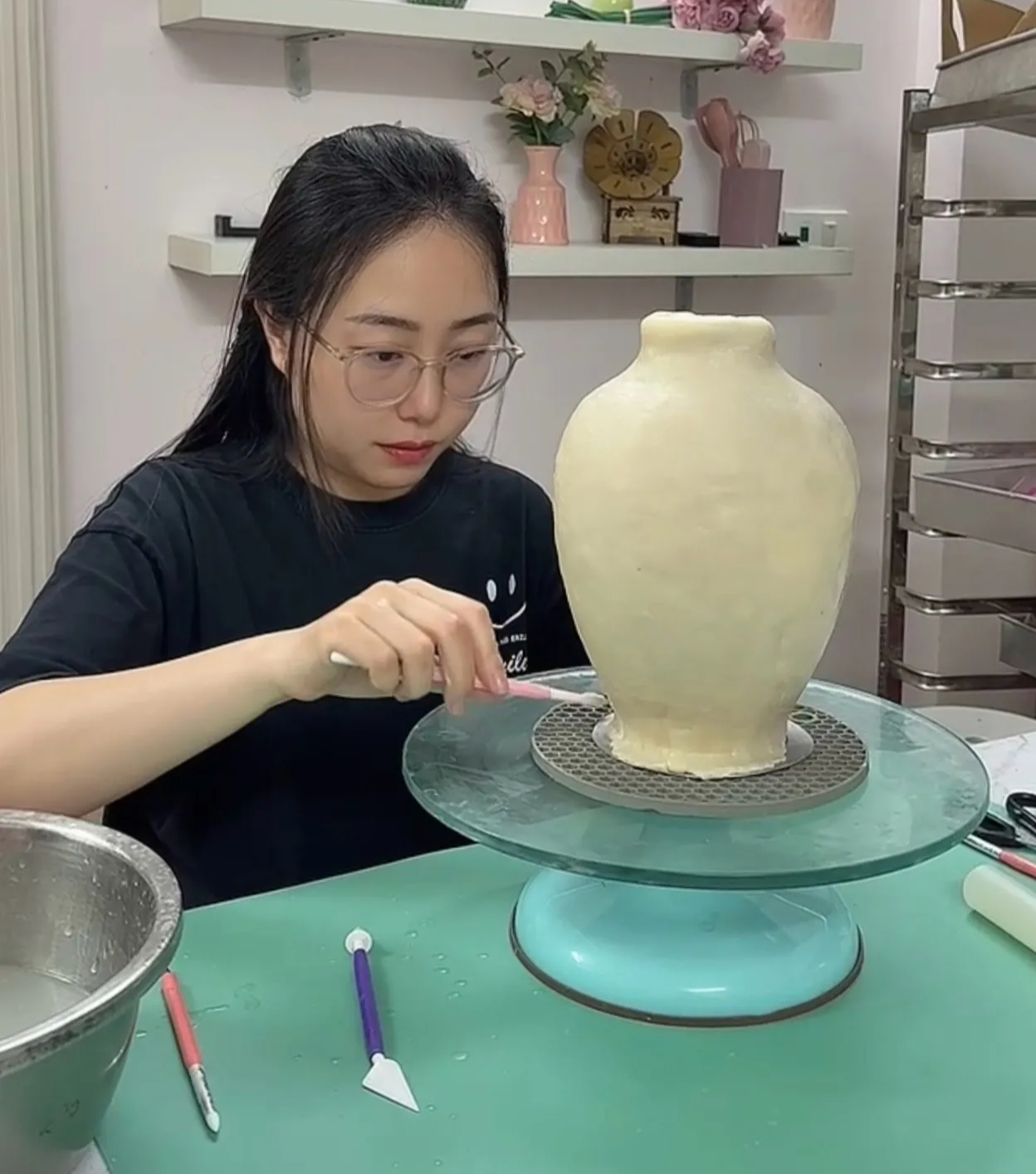 Cô gái làm bánh trung thu bình hoa giống đến khó tin, dân mạng nhìn nhầm  - Ảnh 14.