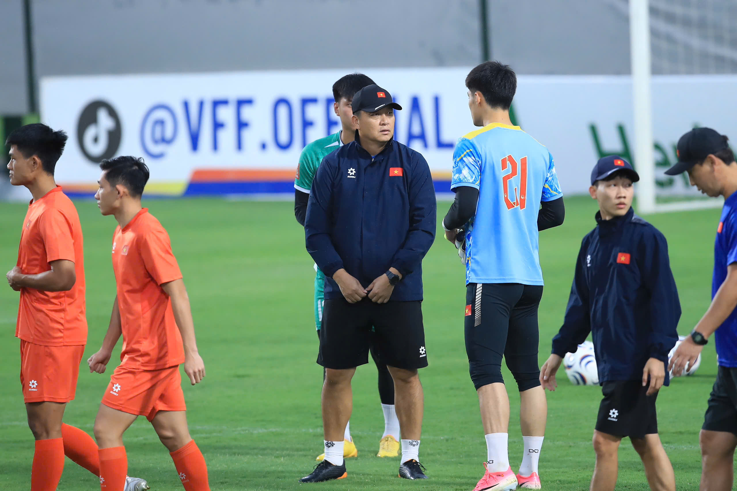 Đội tuyển Việt Nam rạng rỡ trở lại sân tập: Tâm lý thoải mái, quyết đánh bại Campuchia- Ảnh 7.